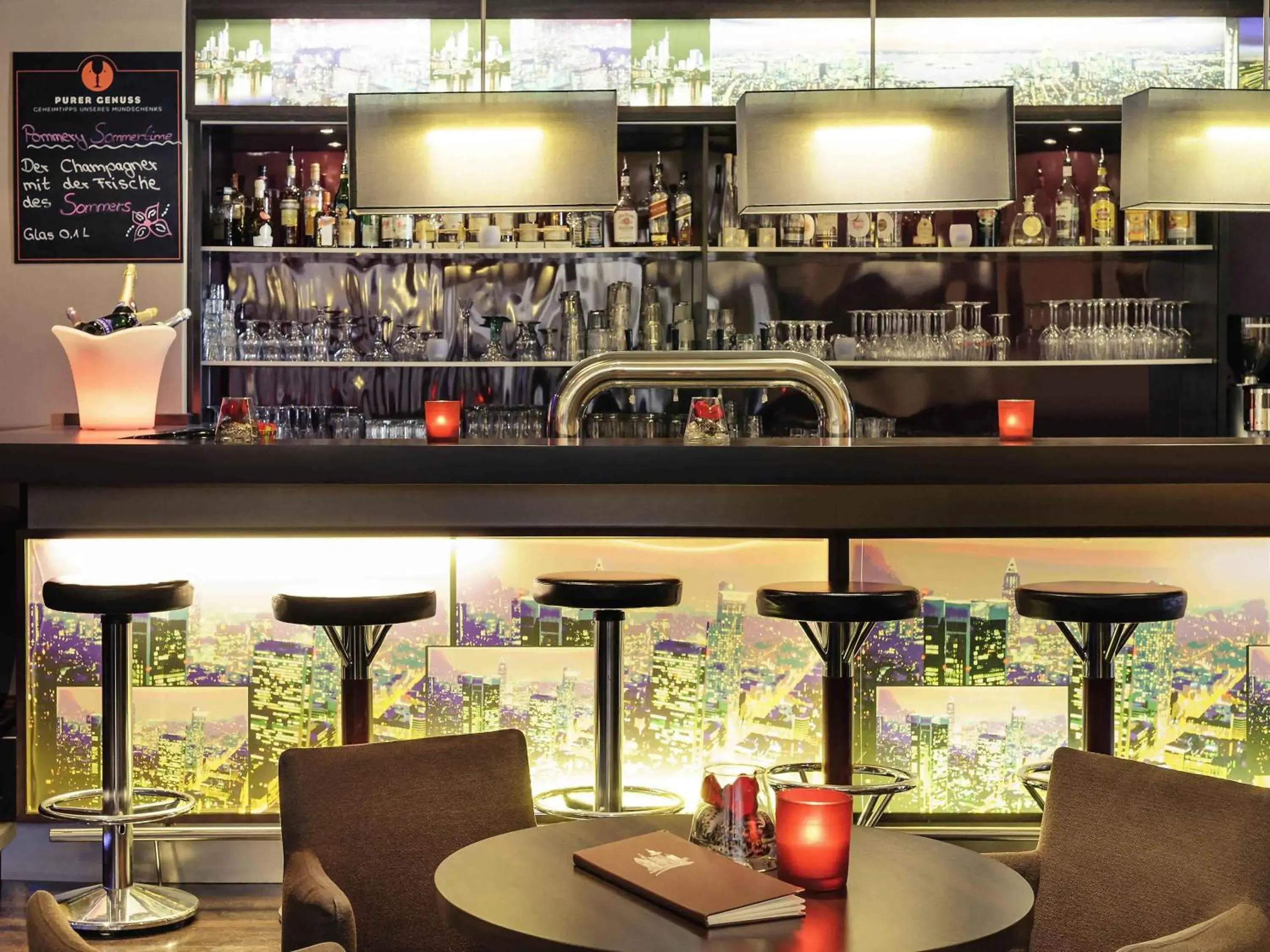 Lounge or bar in Mercure Hotel Frankfurt Eschborn Ost Lounge or bar in Mercure Hotel Frankfurt Eschborn Ost