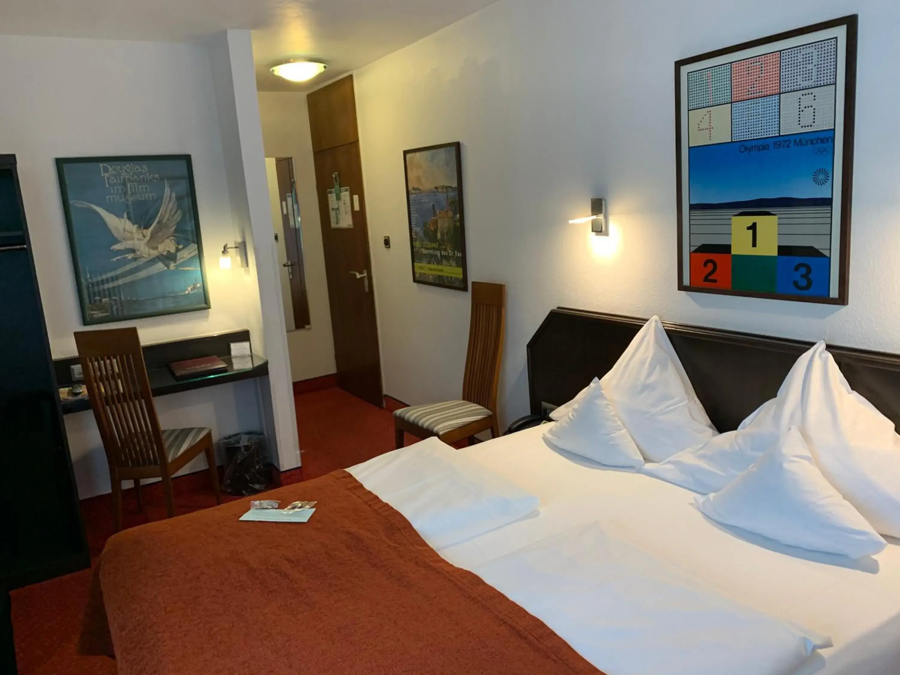 Balcony/Terrace, Bed in Hotel Nymphenburg City - München Balcony/Terrace, Bed in Hotel Nymphenburg City - München