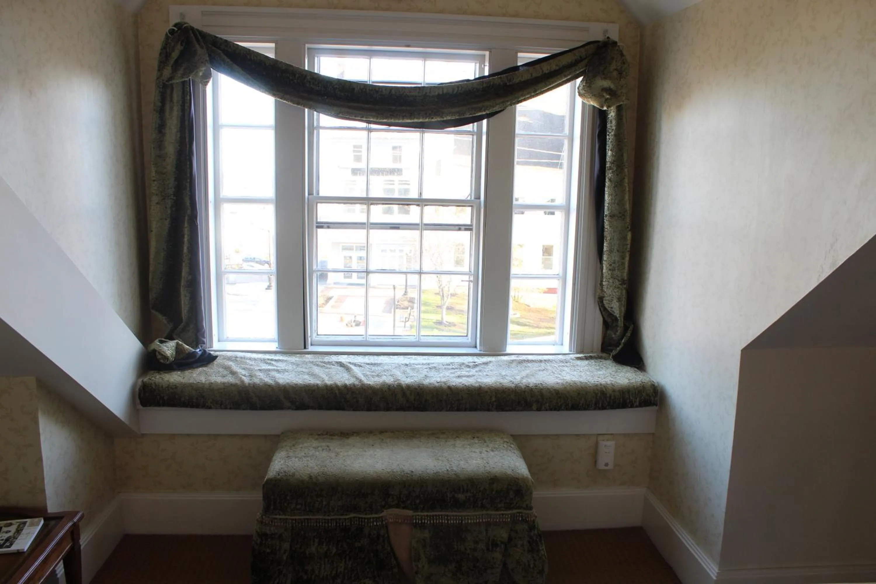 Seating area, Bed in Old Orchard Beach Inn