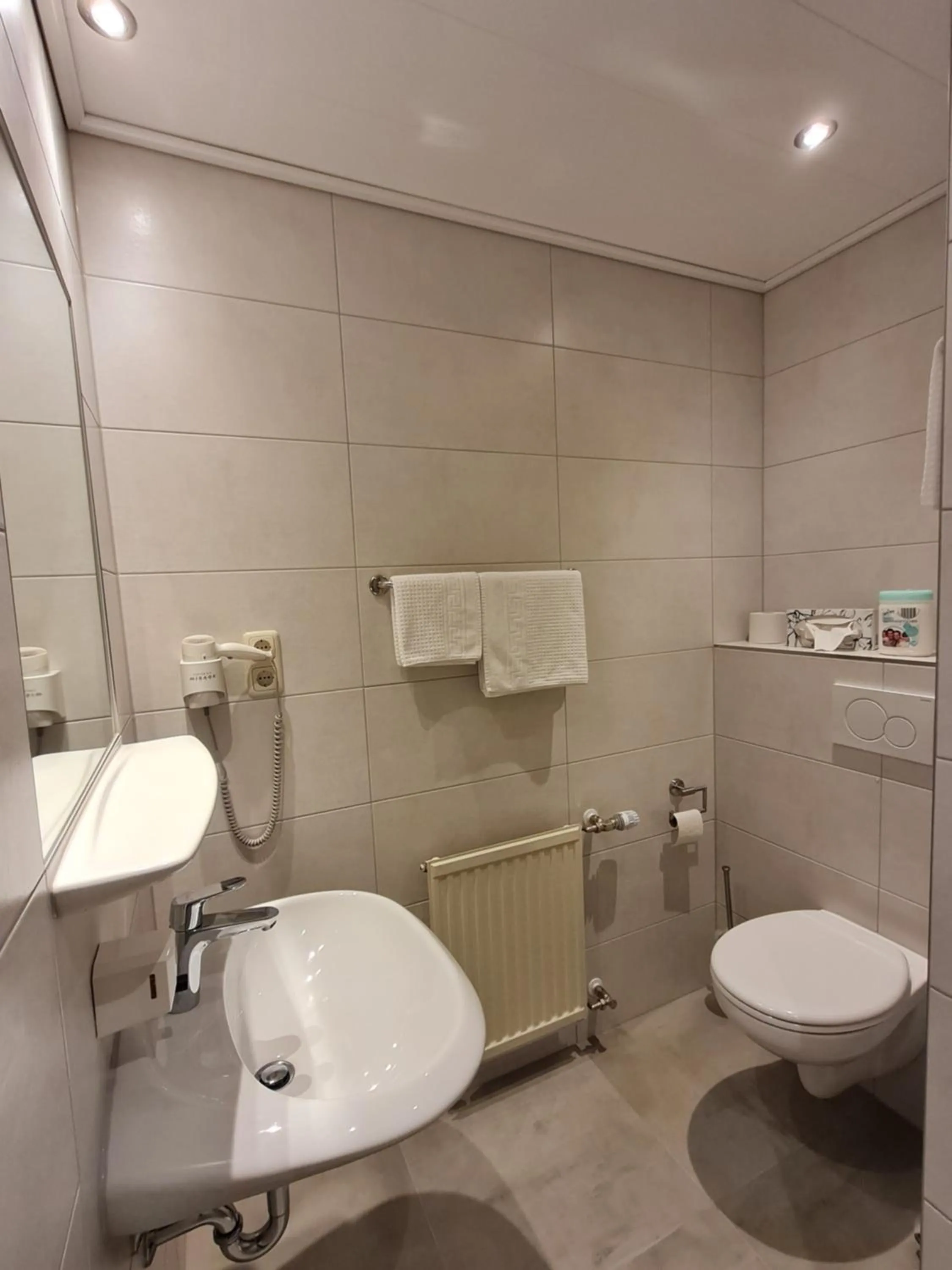 Shower in Hotel Waldquelle - Baumhaushotel Aerzen