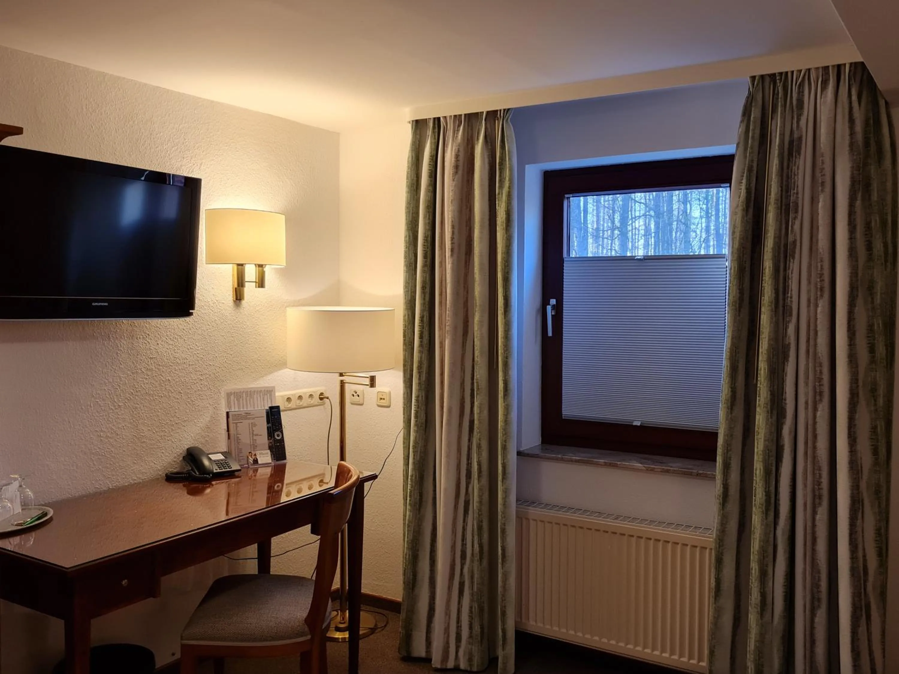 Shower, Bed in Hotel Waldquelle - Baumhaushotel Aerzen