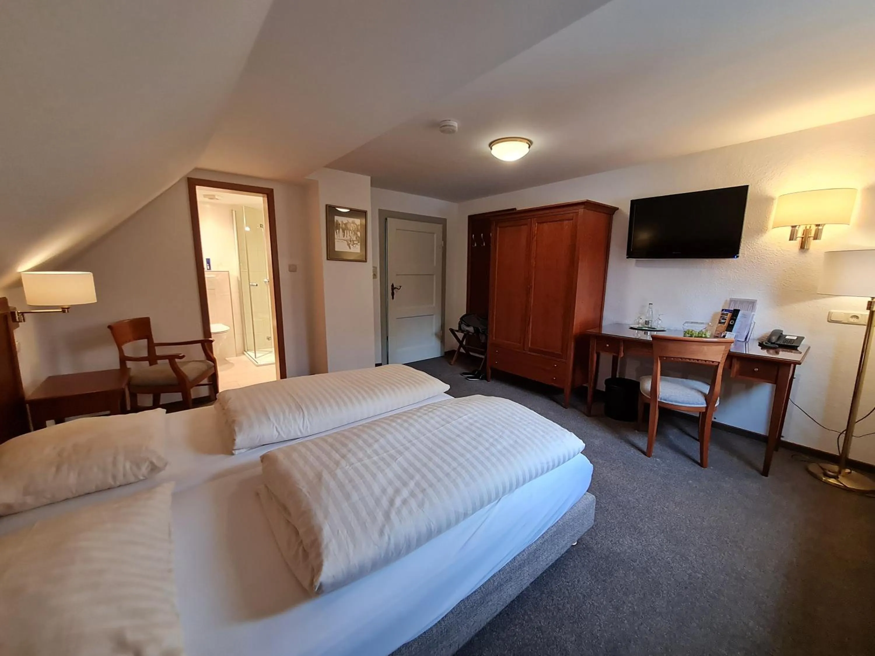 Bed in Hotel Waldquelle - Baumhaushotel Aerzen