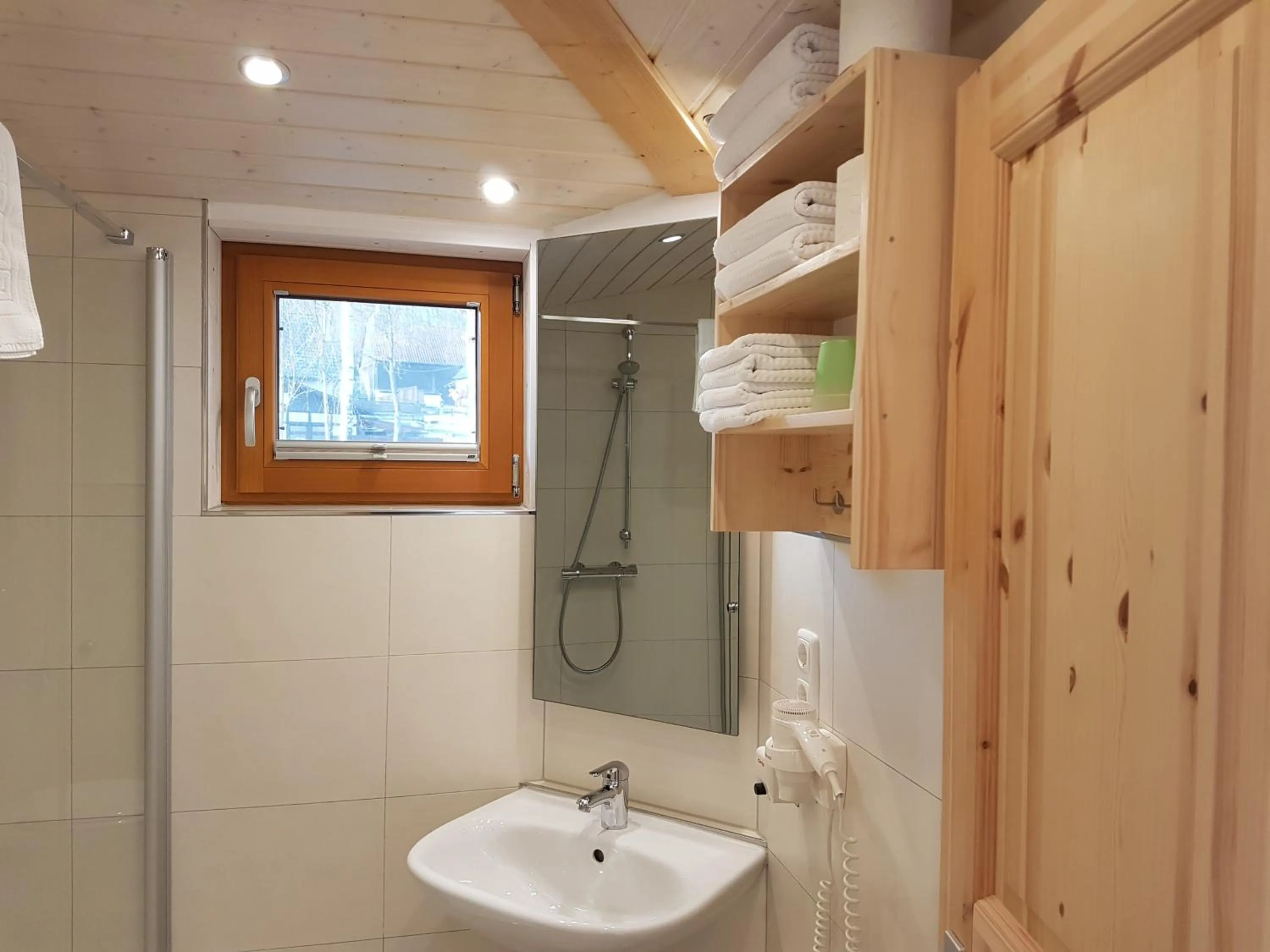 Shower in Hotel Waldquelle - Baumhaushotel Aerzen