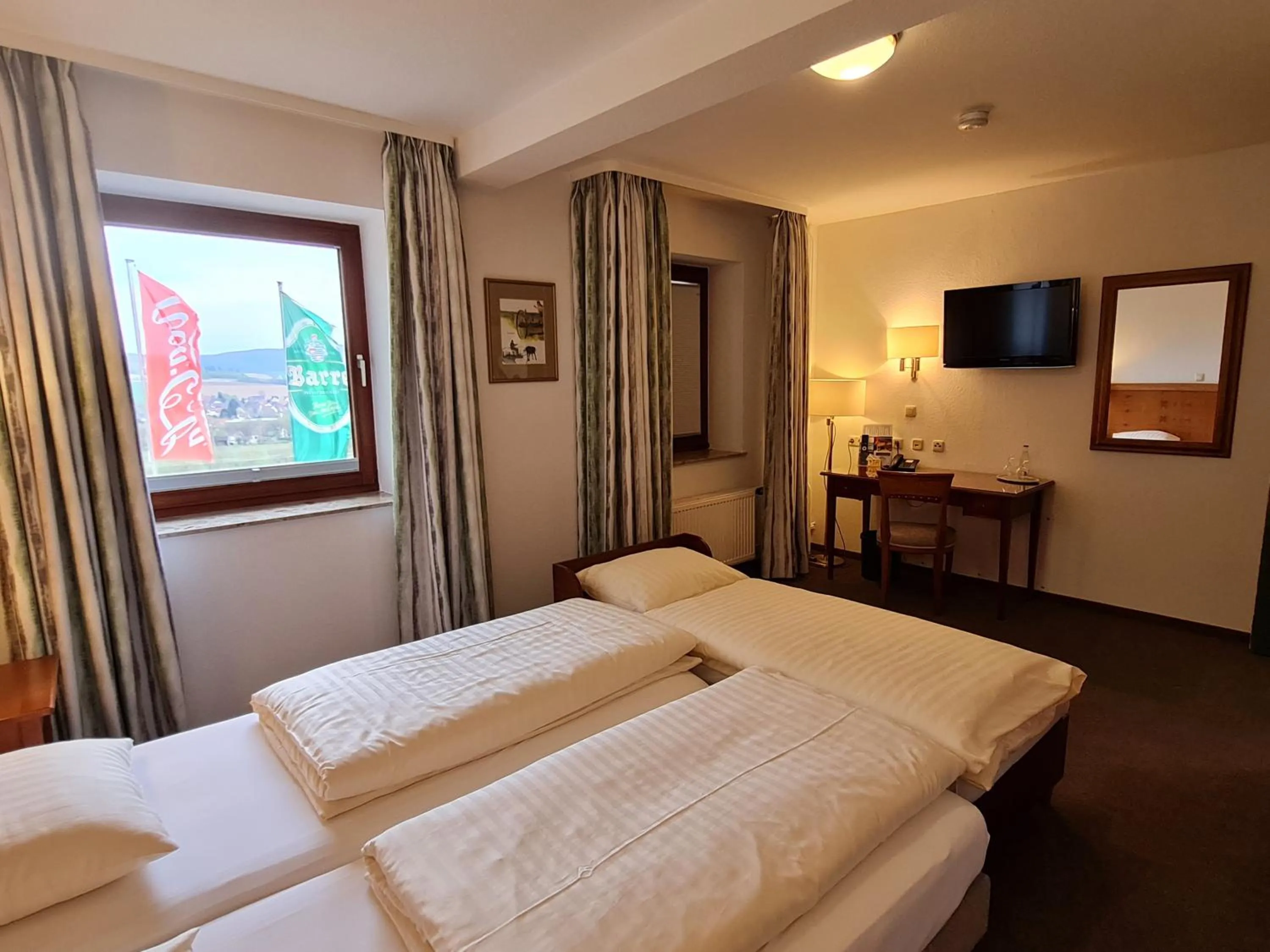 Photo of the whole room, Bed in Hotel Waldquelle - Baumhaushotel Aerzen