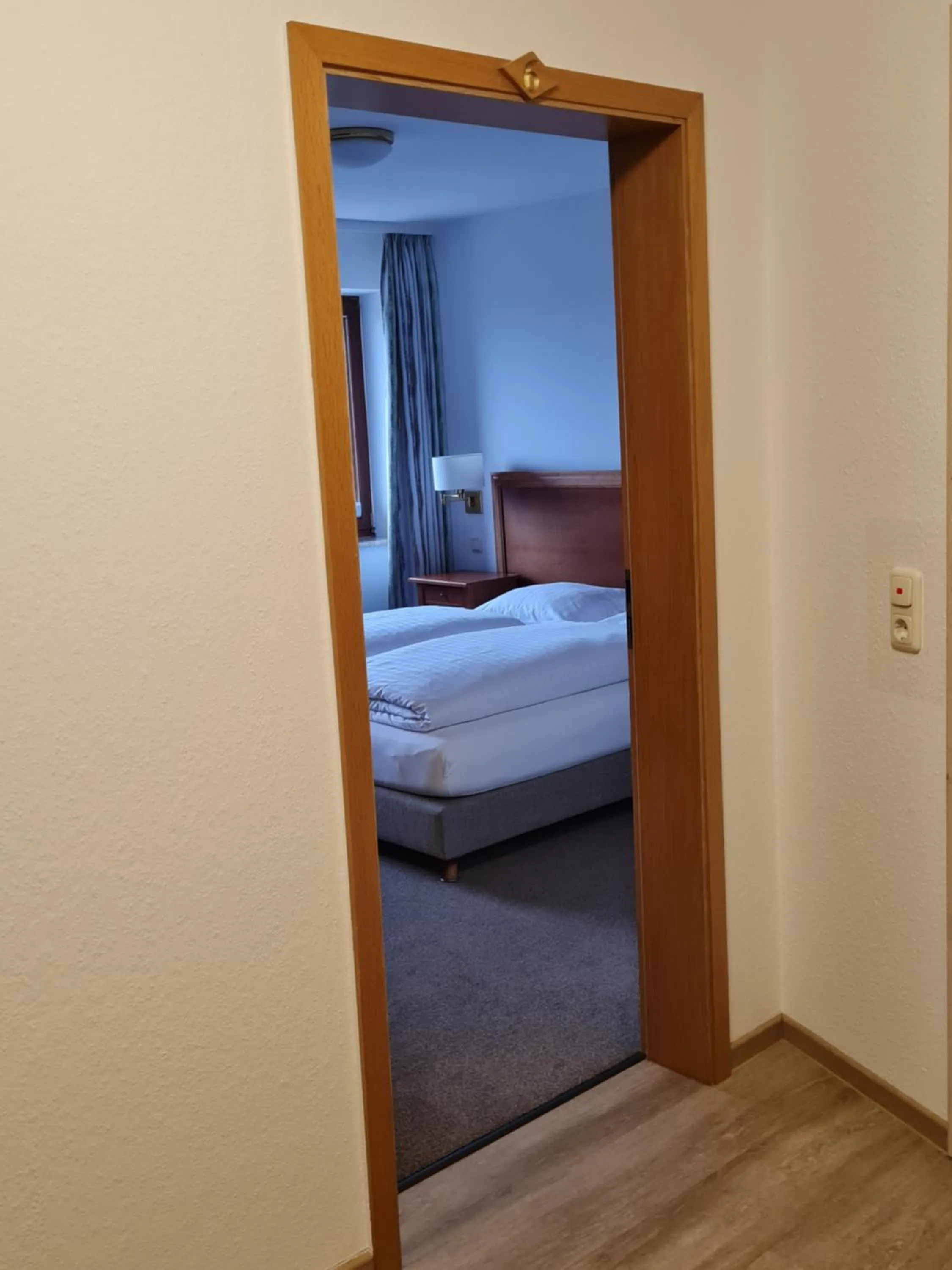 Photo of the whole room, Bed in Hotel Waldquelle - Baumhaushotel Aerzen