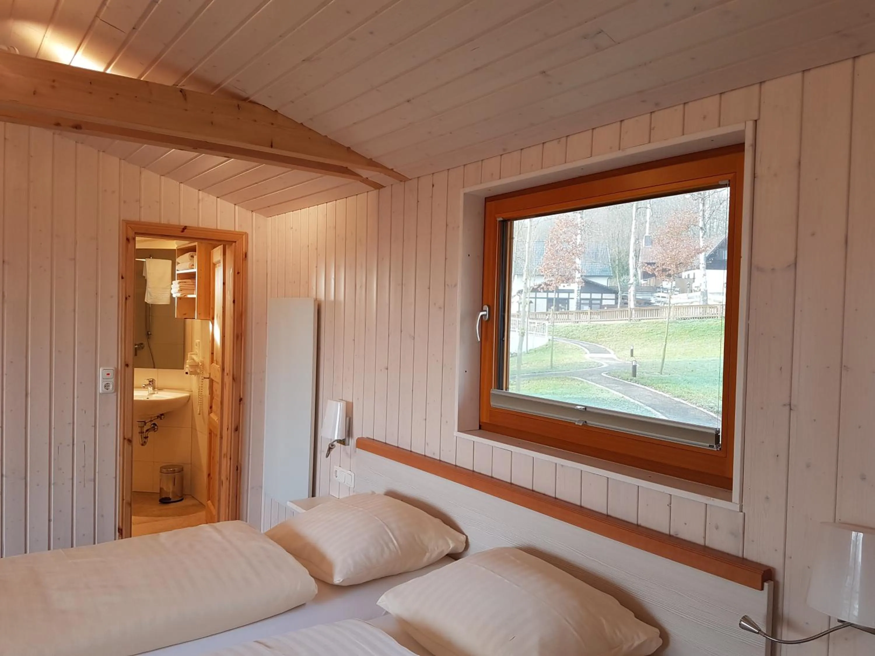 Photo of the whole room, Bed in Hotel Waldquelle - Baumhaushotel Aerzen