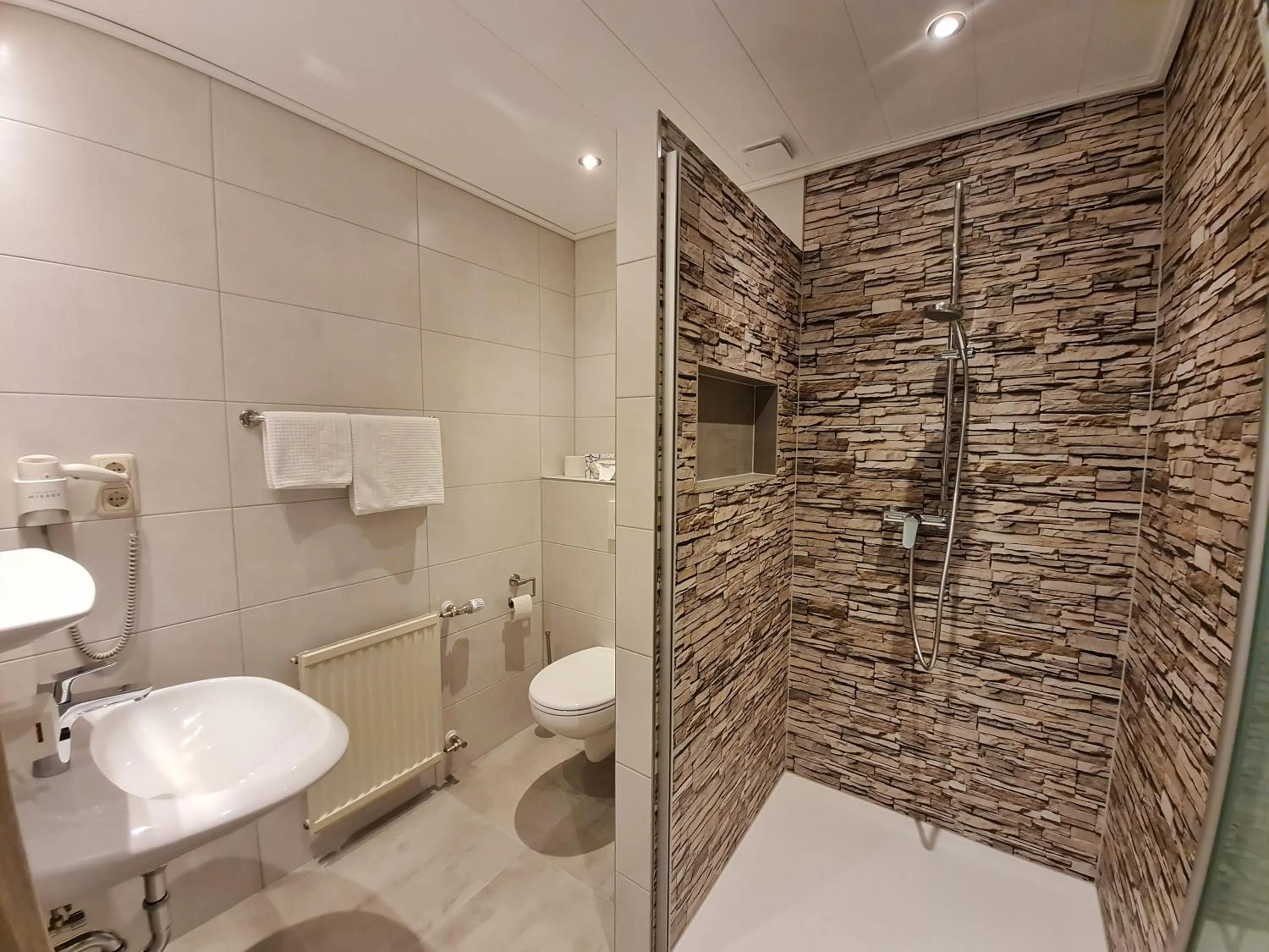 Shower in Hotel Waldquelle - Baumhaushotel Aerzen