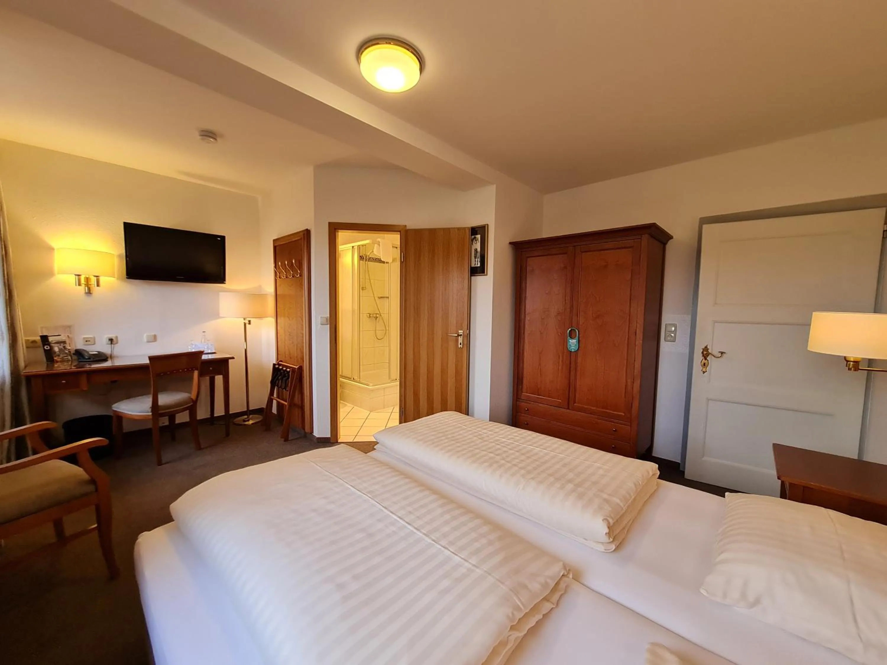 Bed in Hotel Waldquelle - Baumhaushotel Aerzen