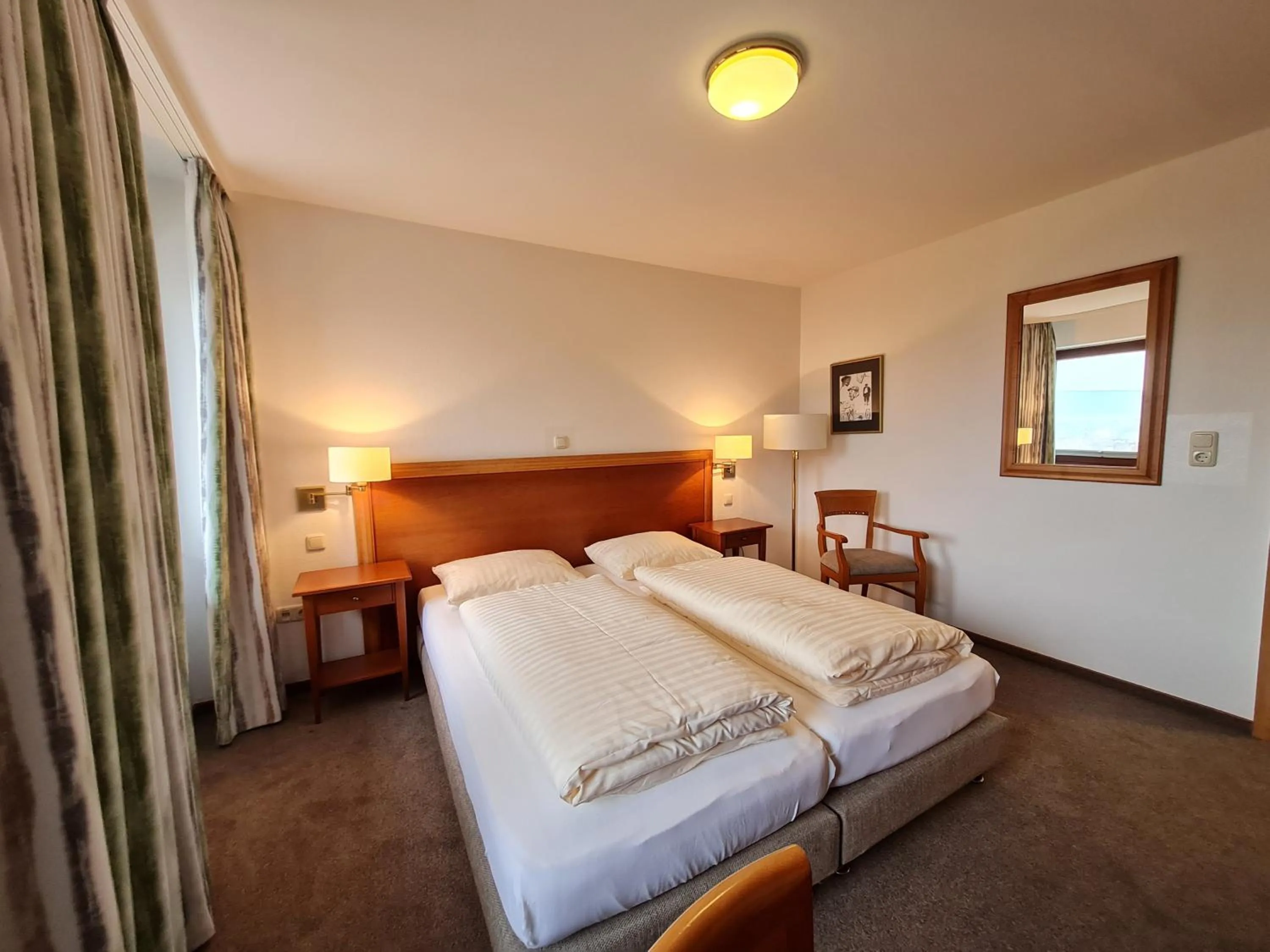 Photo of the whole room, Bed in Hotel Waldquelle - Baumhaushotel Aerzen