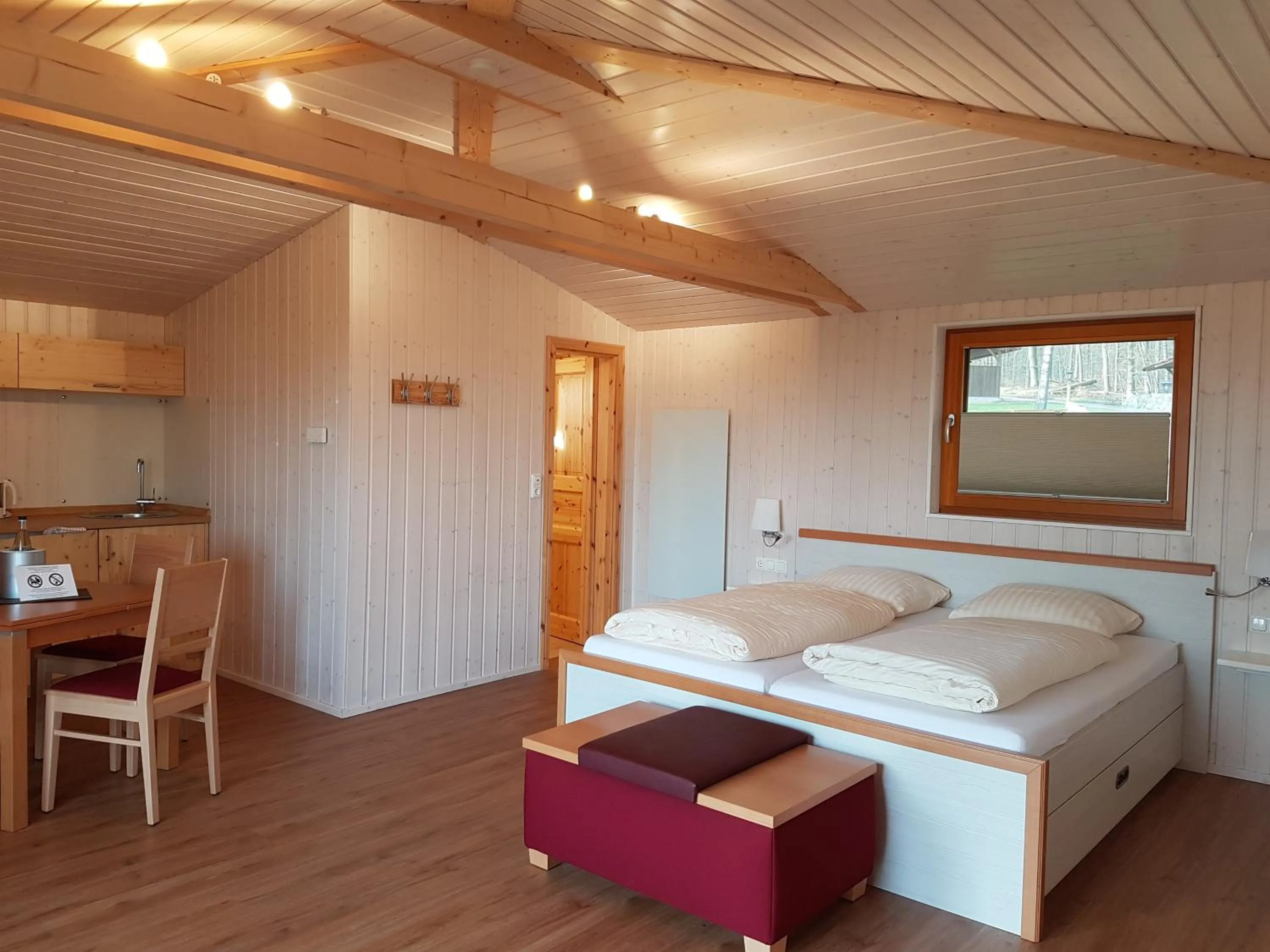 Bed in Hotel Waldquelle - Baumhaushotel Aerzen