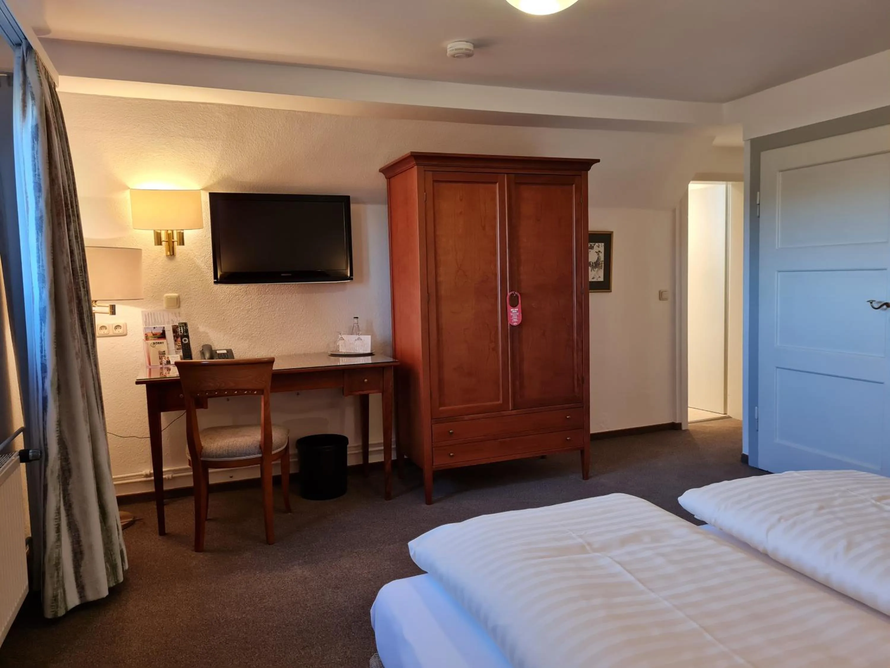 Bed in Hotel Waldquelle - Baumhaushotel Aerzen