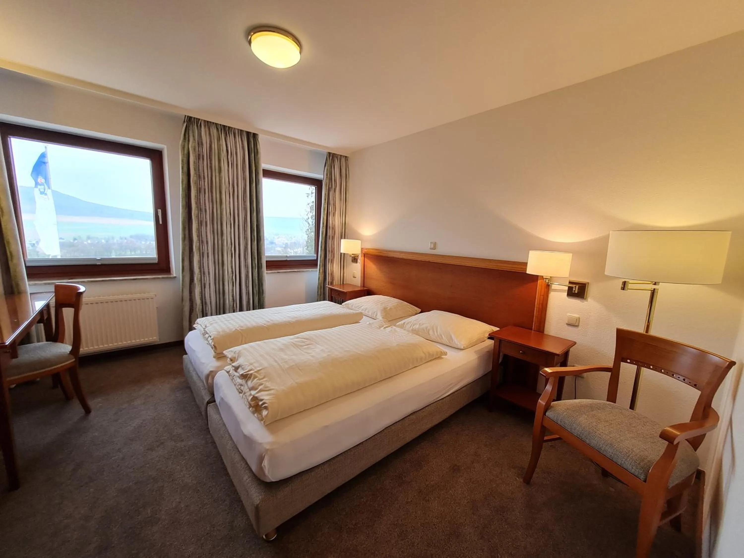 Living room, Bed in Hotel Waldquelle - Baumhaushotel Aerzen