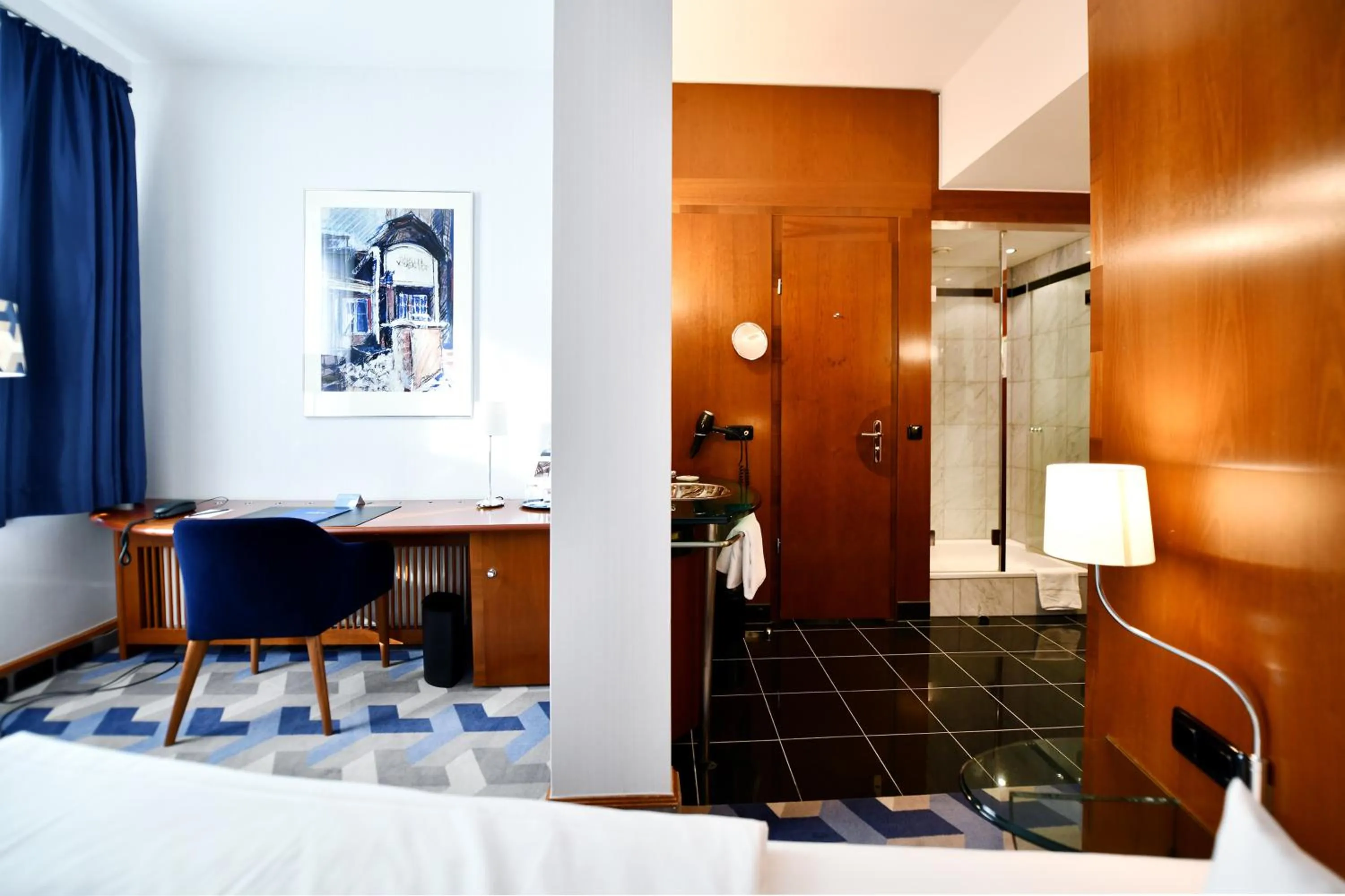 Shower, Bed in Seaside Park Hotel Leipzig