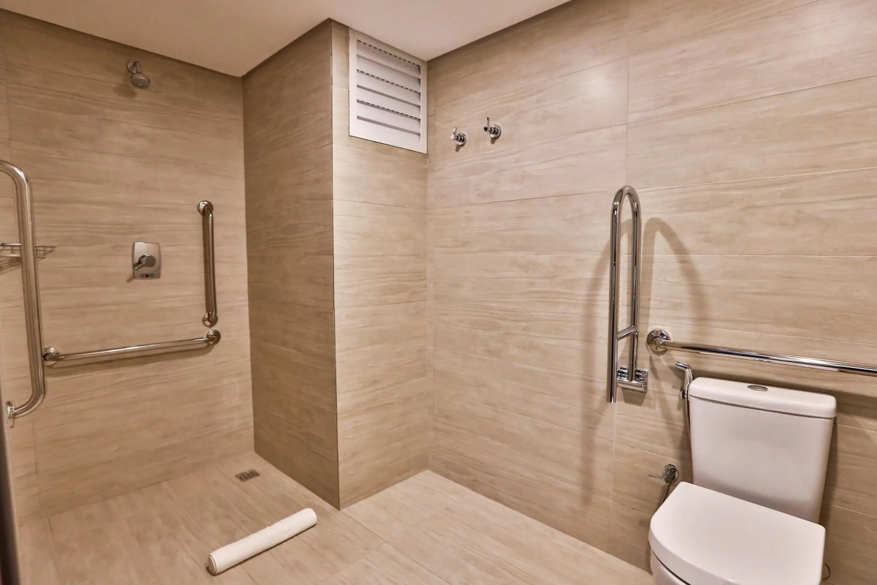 King Room with Roll-In Shower - Disability Access in Hotel Fernandópolis King Room with Roll-In Shower - Disability Access in Hotel Fernandópolis