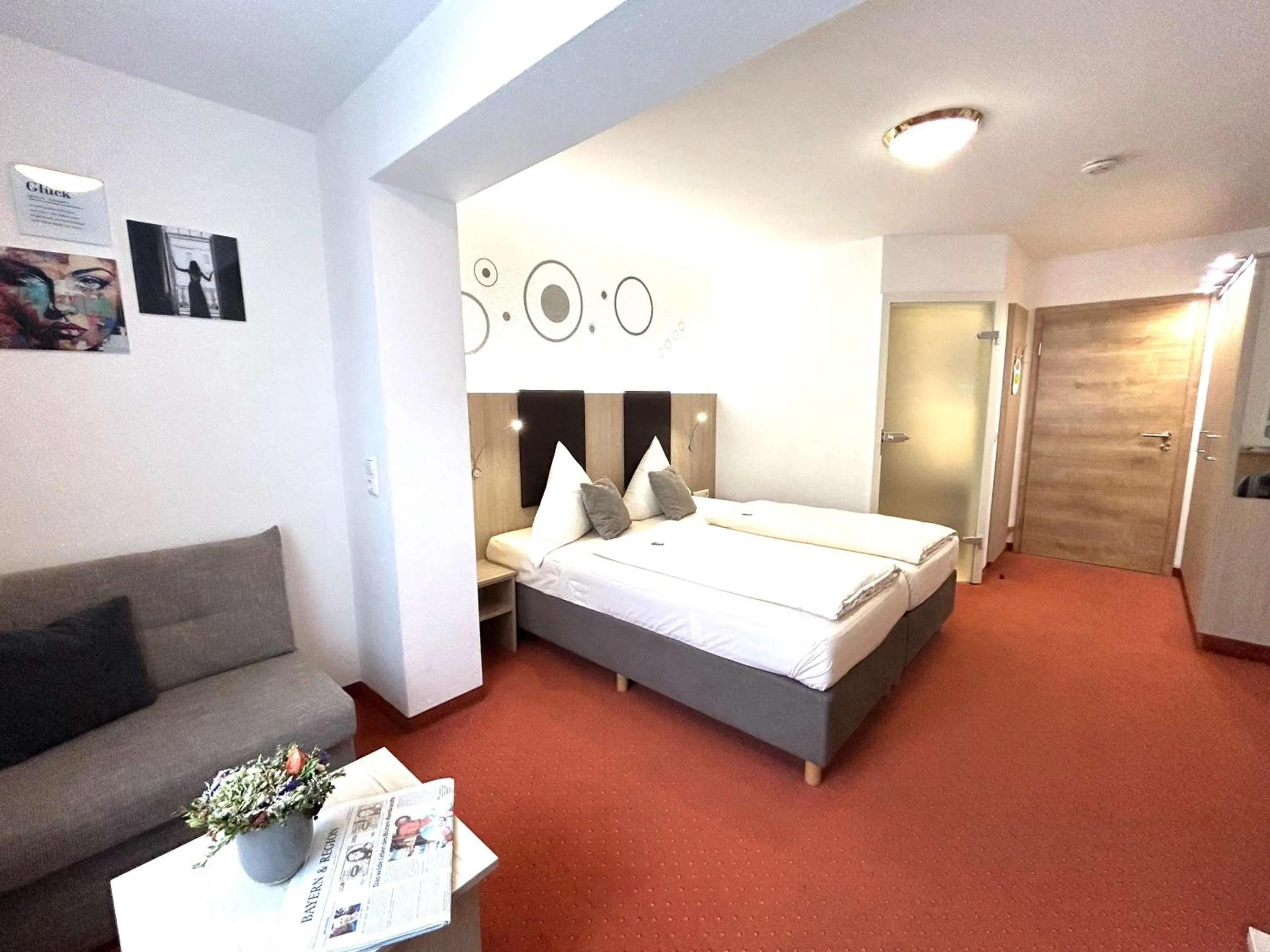 Photo of the whole room, Bed in Würmtaler Gästehaus