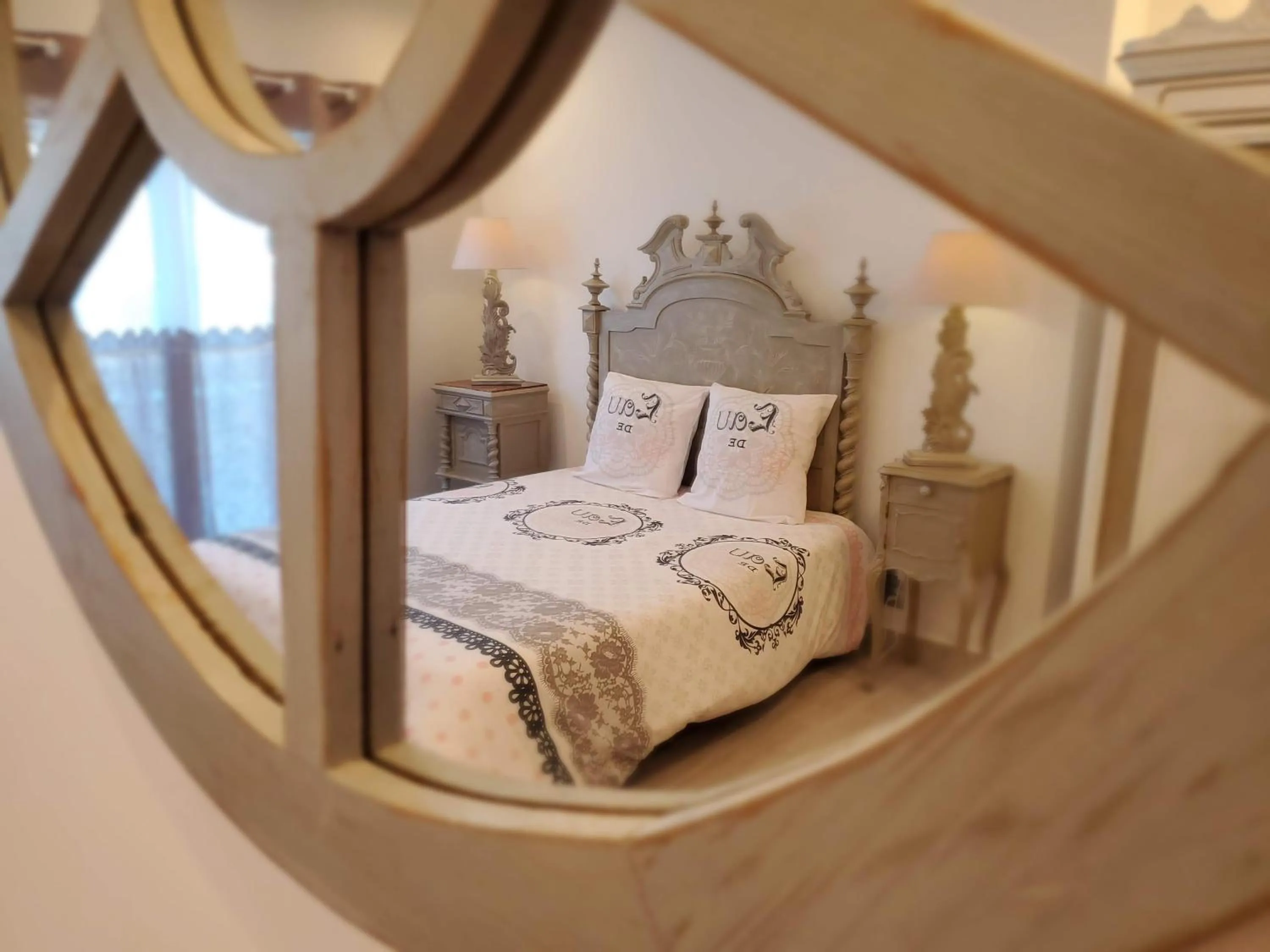 Bedroom, Bed in Les Cuves - Saintes