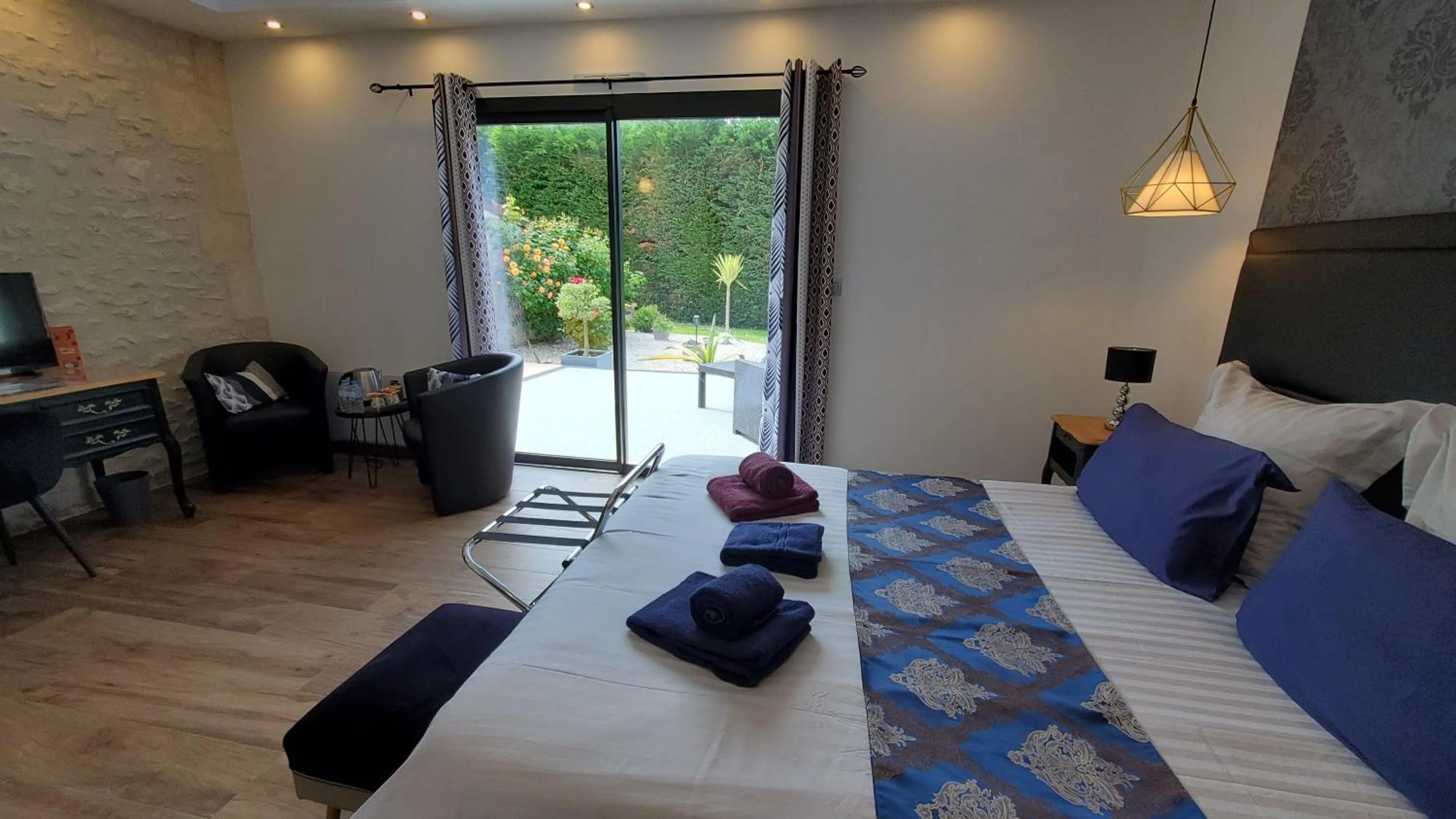 Patio, Bed in Les Cuves - Saintes