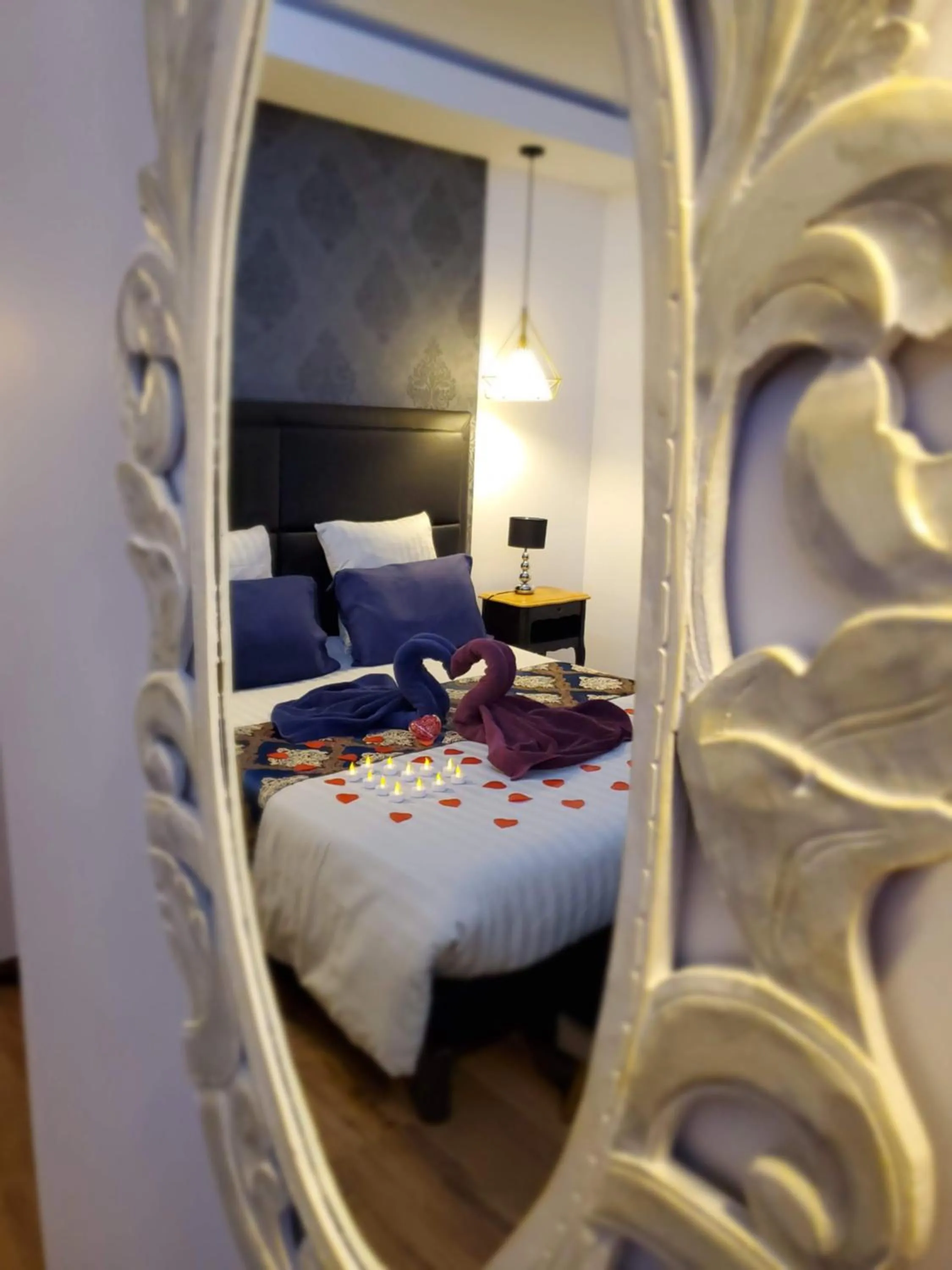 Bedroom, Bed in Les Cuves - Saintes