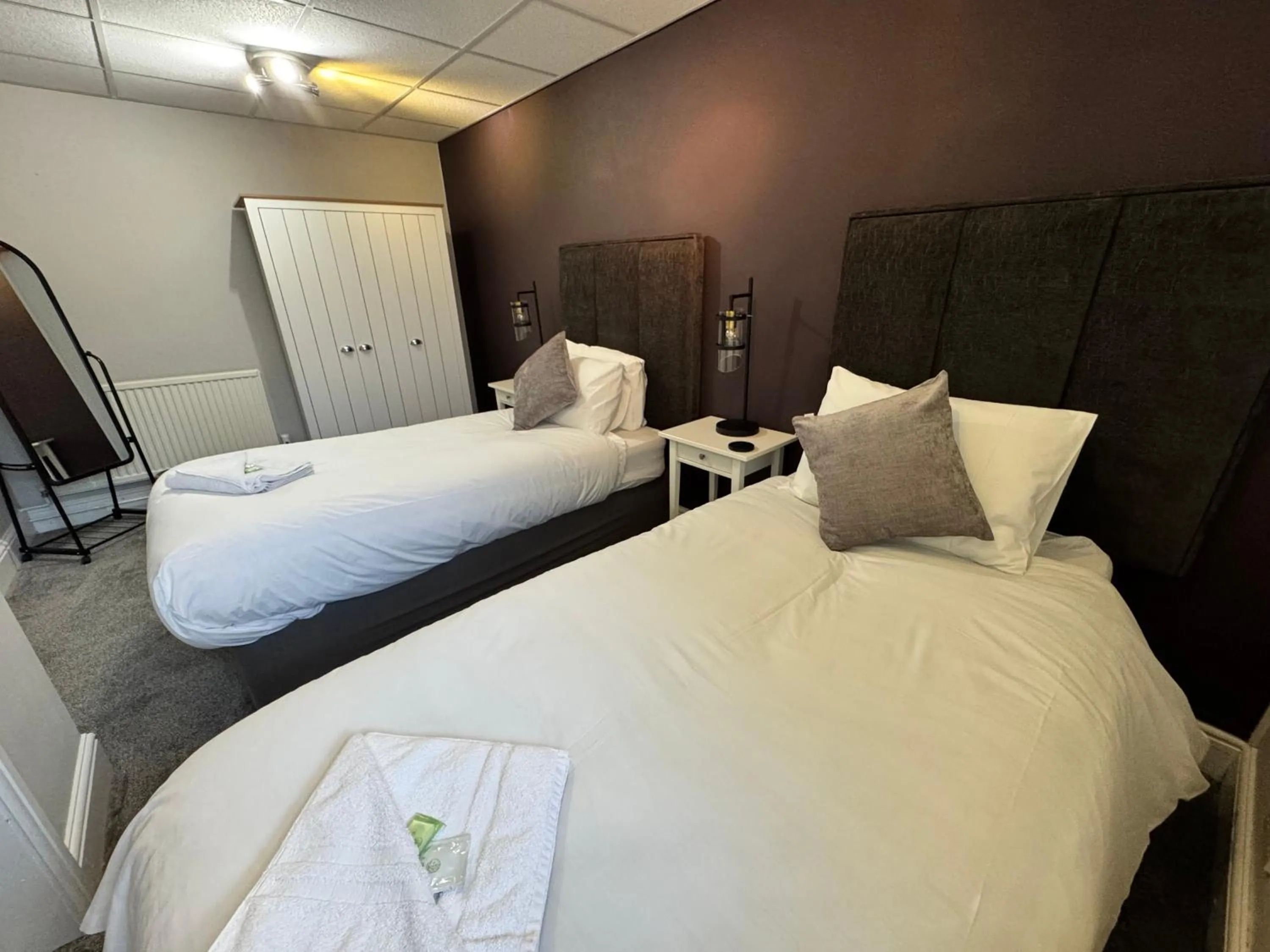 Bedroom, Bed in New Masons Arms