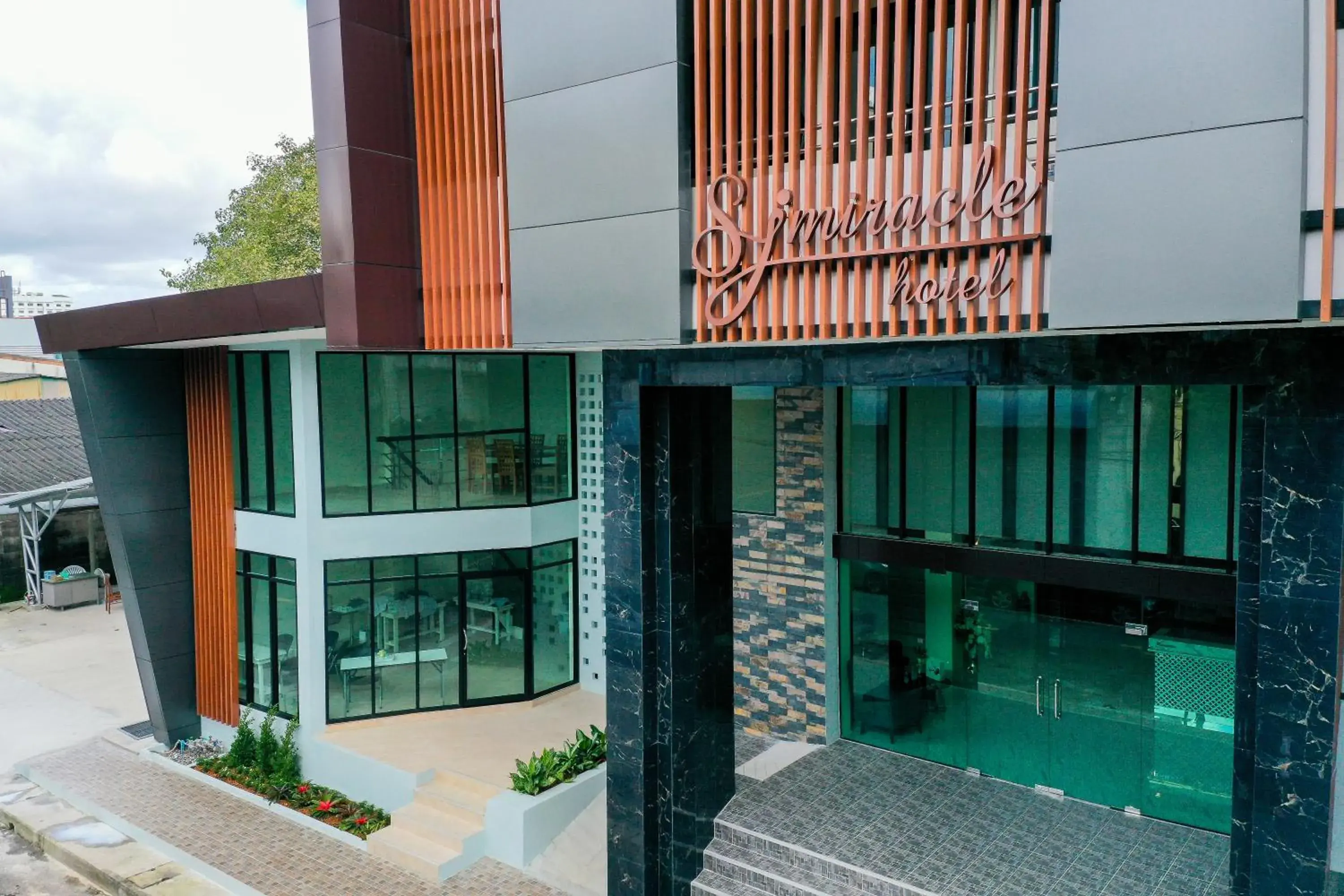 Property building in SJ Miracle Hotel Property building in SJ Miracle Hotel