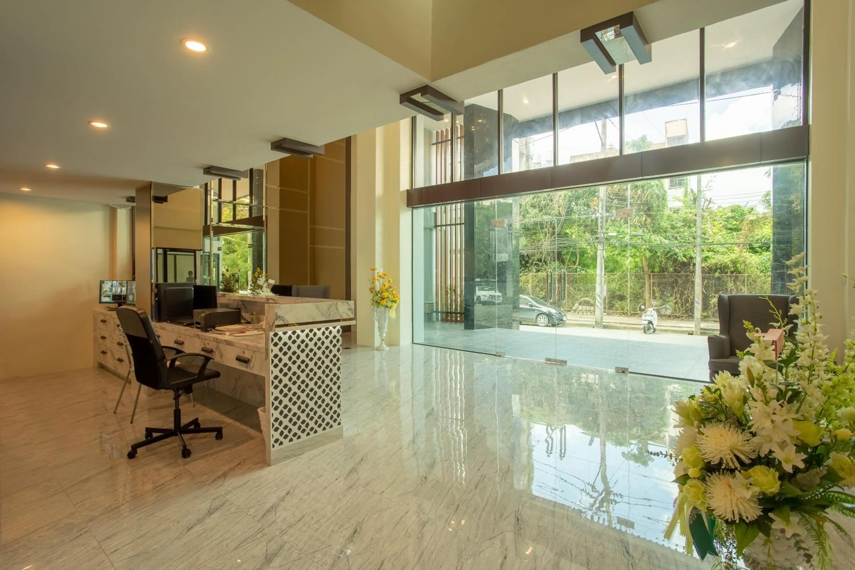 Property building in SJ Miracle Hotel