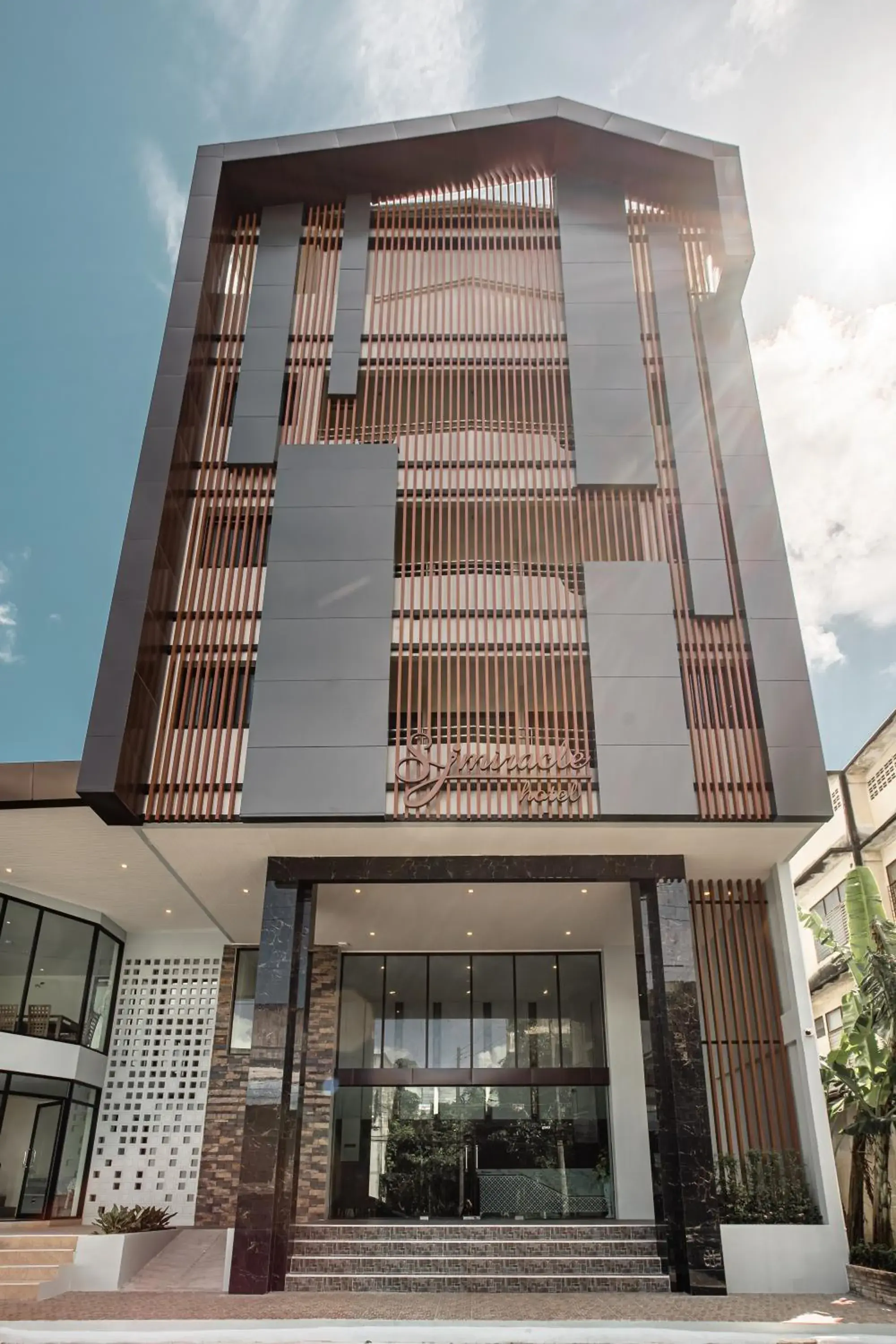 Property building in SJ Miracle Hotel Property building in SJ Miracle Hotel