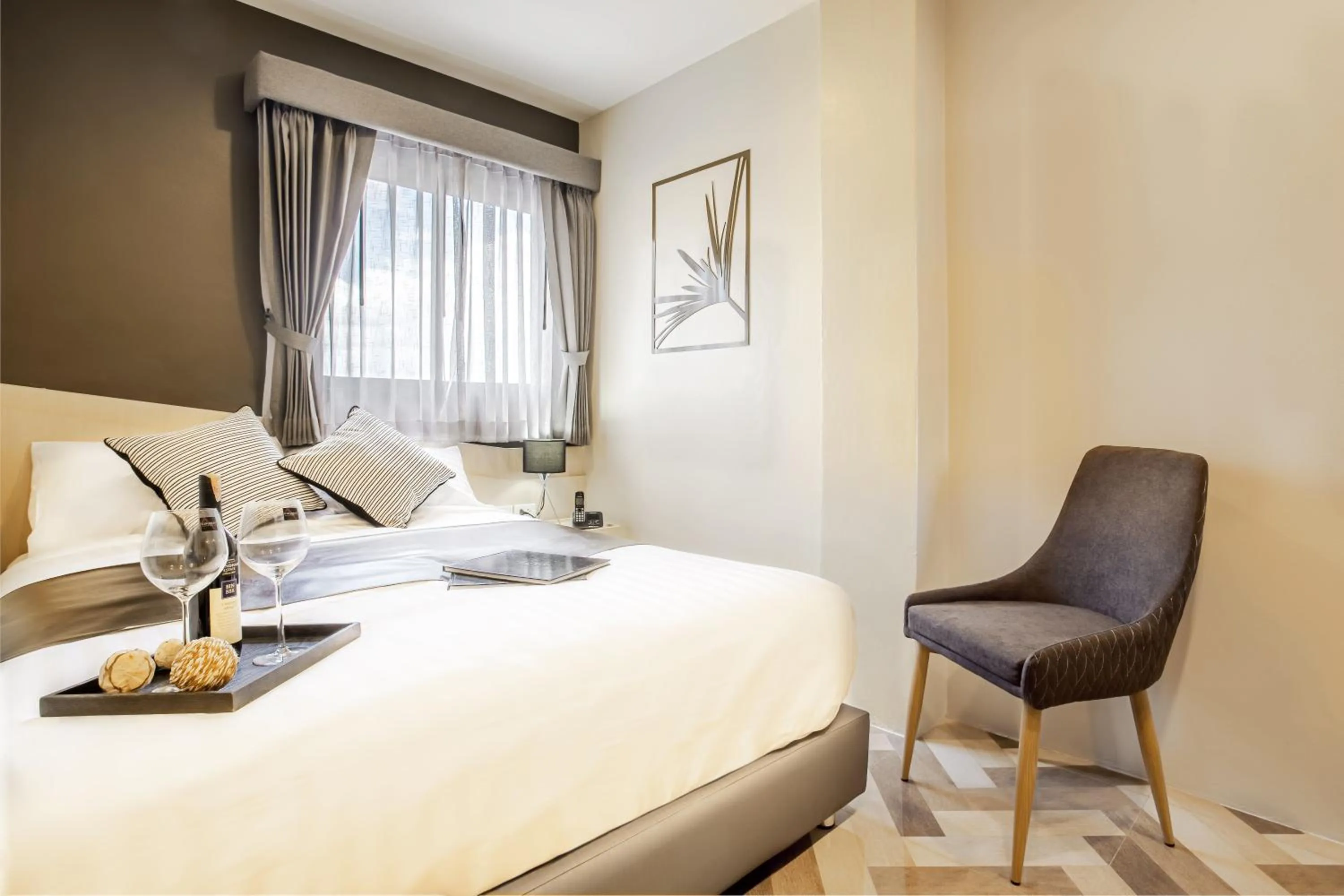 Bedroom, Bed in SJ Miracle Hotel