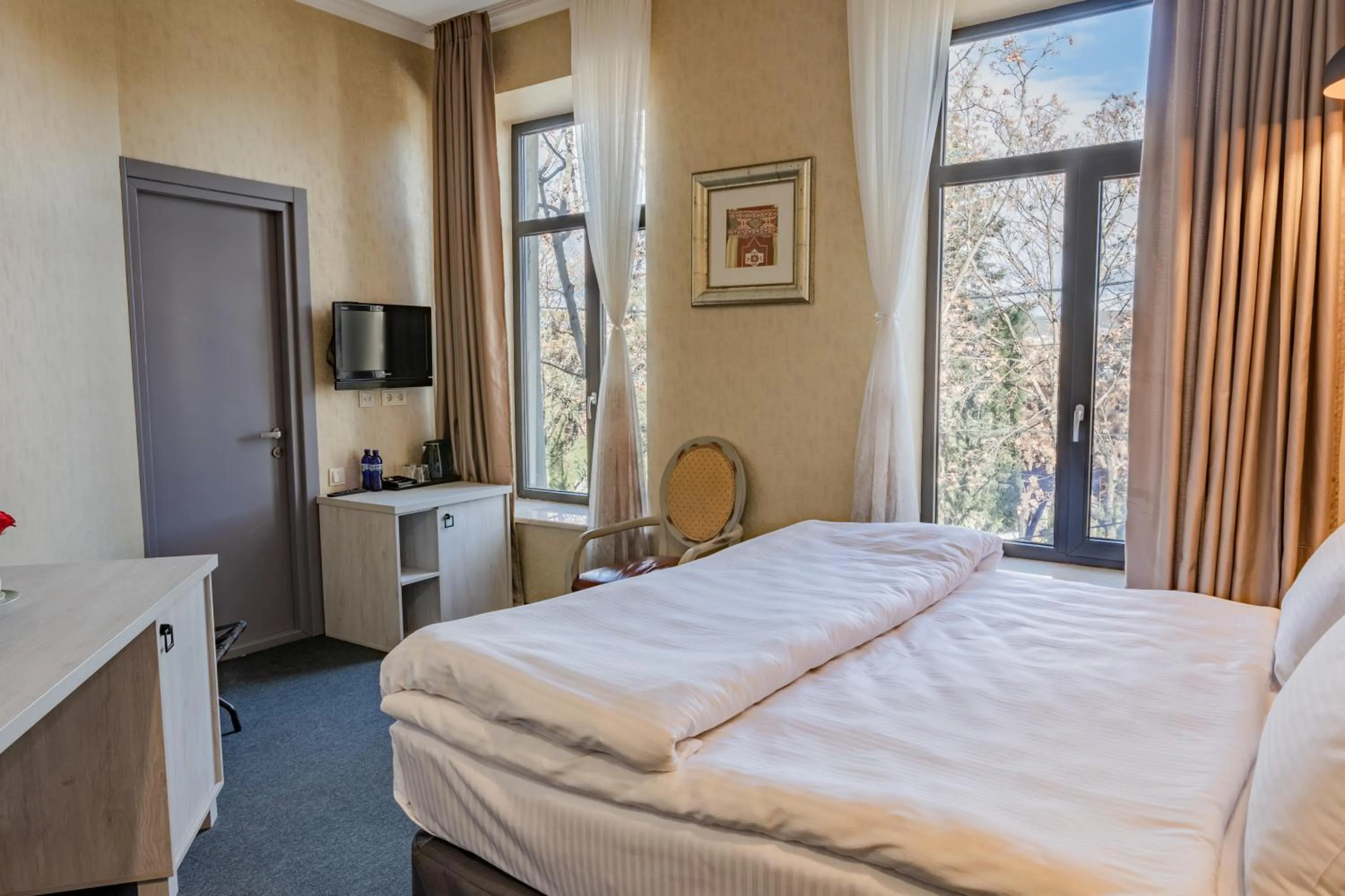 Communal lounge/ TV room, Bed in Hotel Day Inn