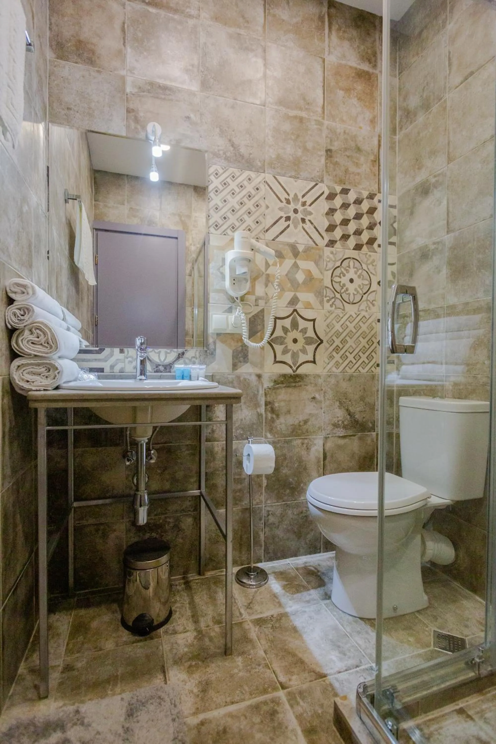 Shower in Hotel Day Inn