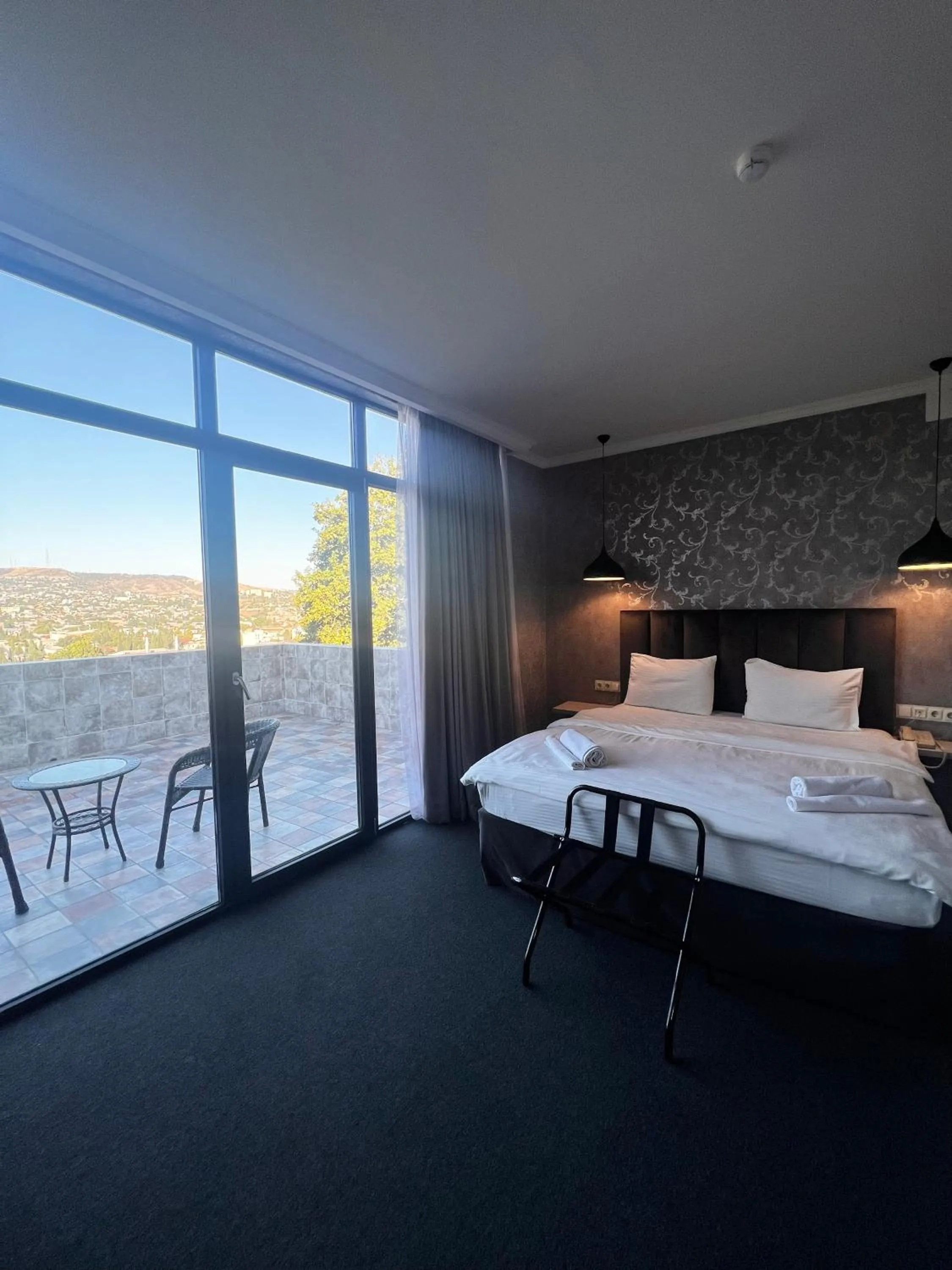 Balcony/Terrace, Bed in Hotel Day Inn