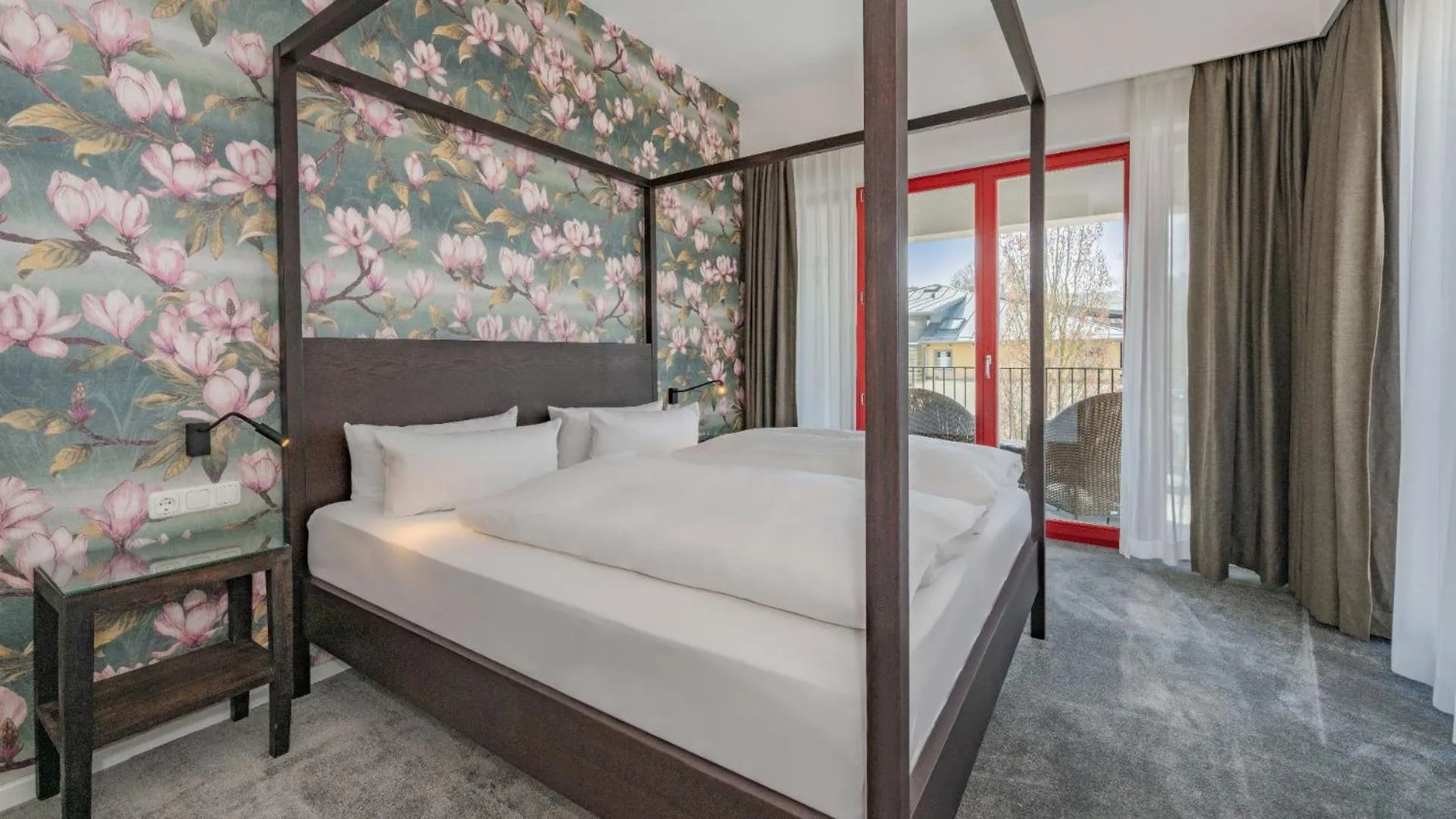 Photo of the whole room, Bed in Strandhotel Heringsdorf mit Soleaußenpool 30 Grad