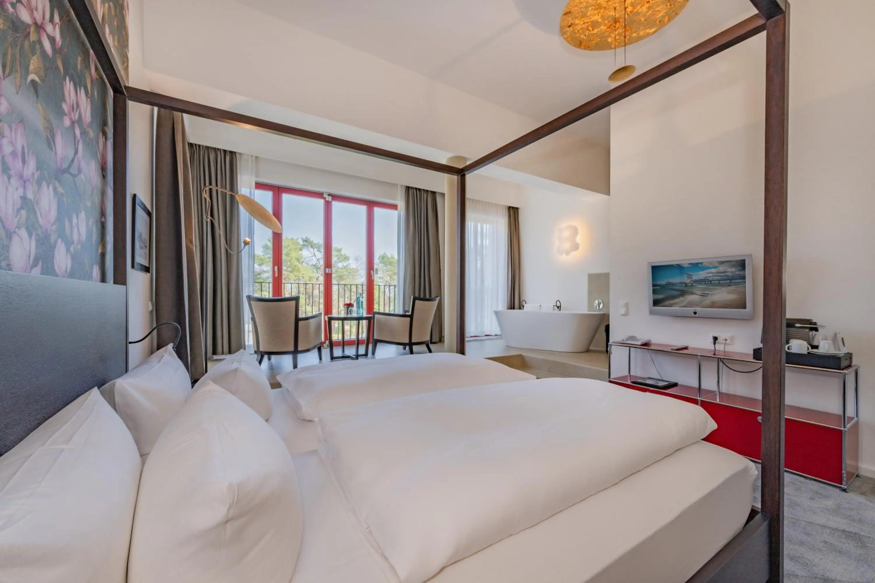 Photo of the whole room, Bed in Strandhotel Heringsdorf mit Soleaußenpool 30 Grad