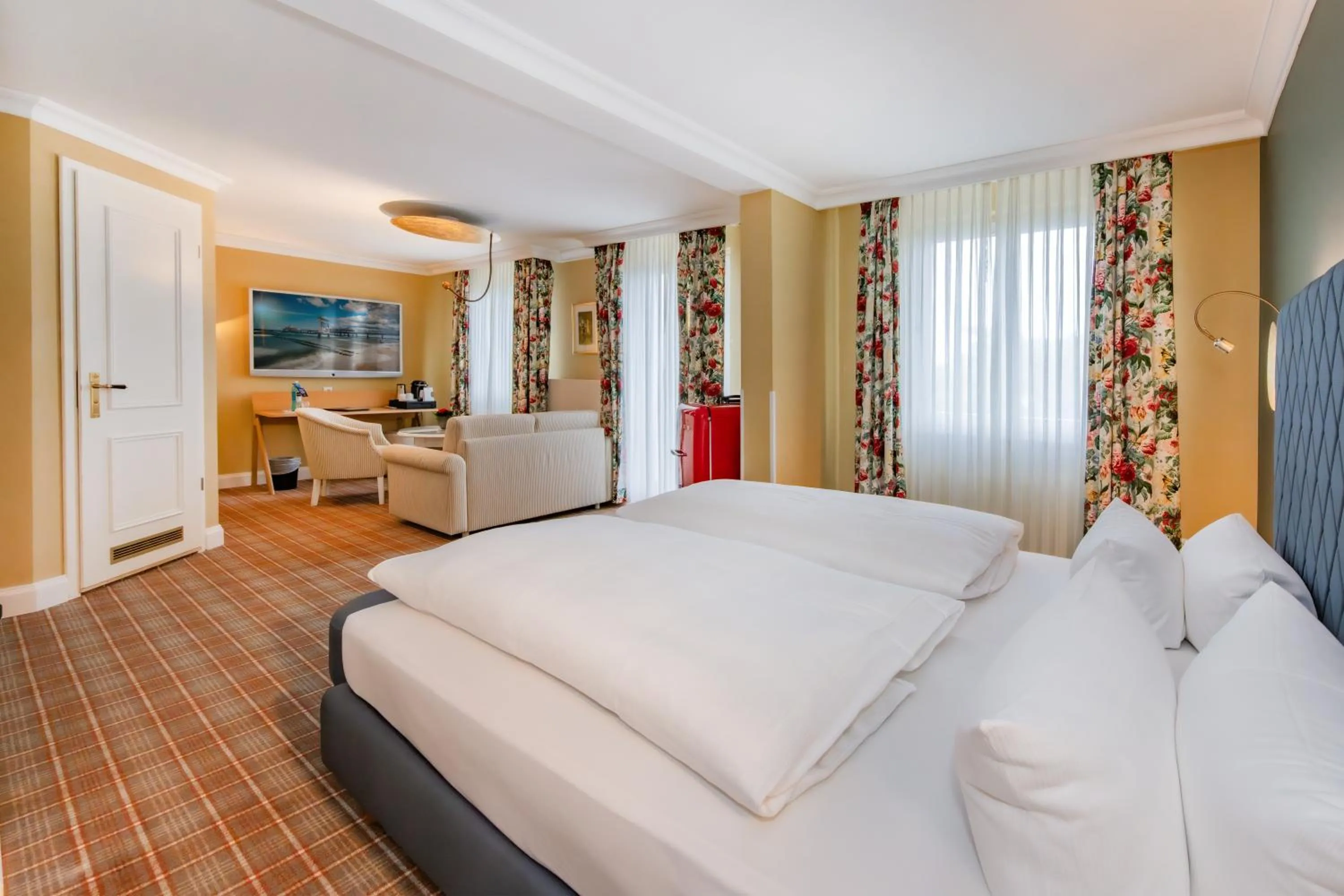 Photo of the whole room, Bed in Strandhotel Heringsdorf mit Soleaußenpool 30 Grad