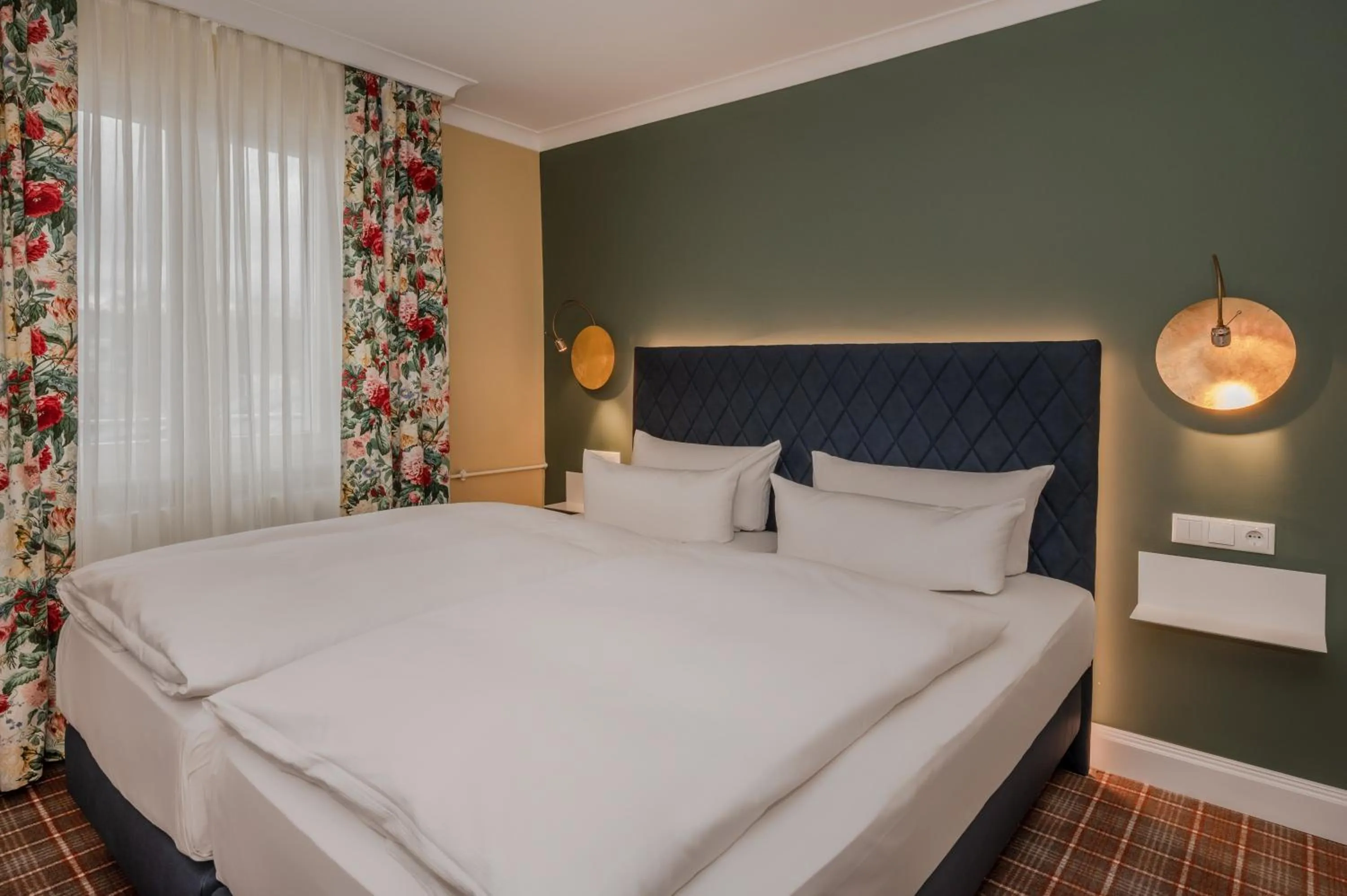 Photo of the whole room, Bed in Strandhotel Heringsdorf mit Soleaußenpool 30 Grad