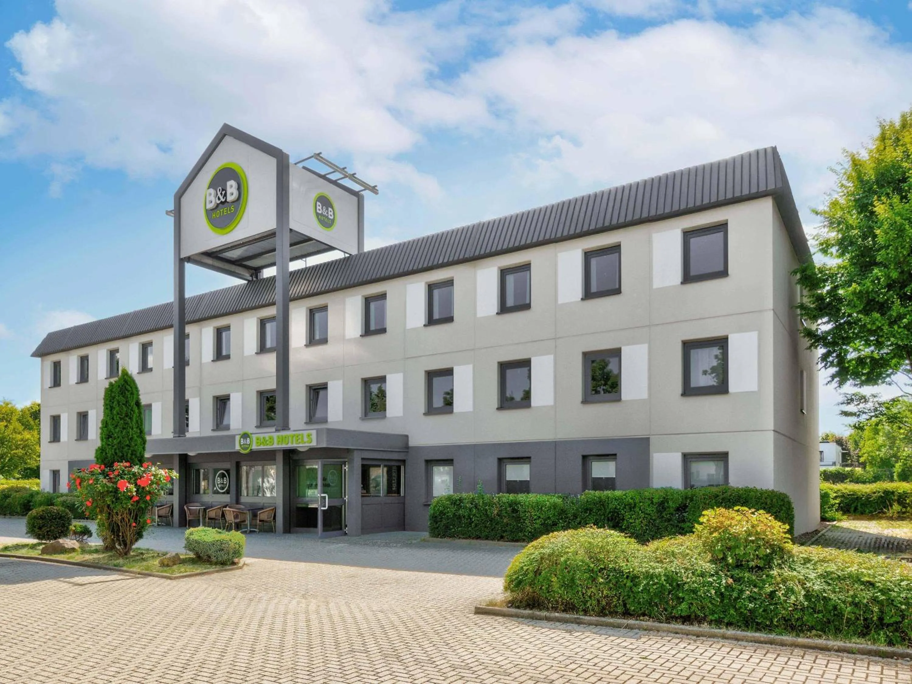 Property building in B&B HOTEL Kassel-Lohfelden