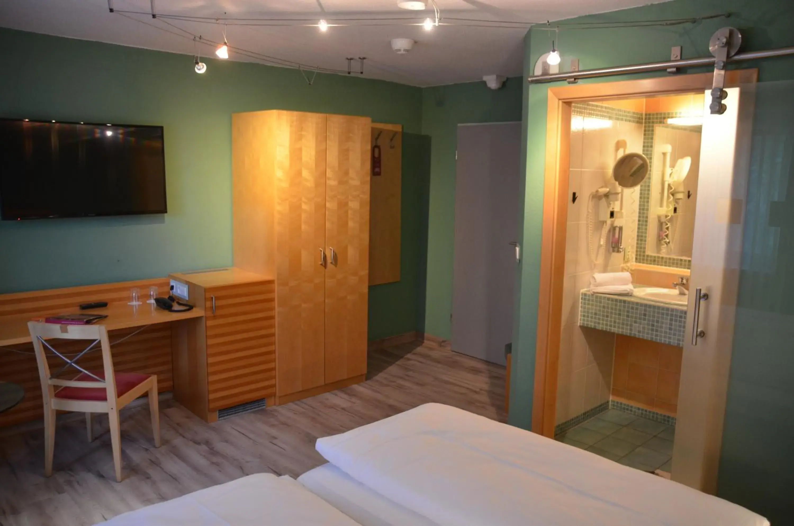 Bathroom, Bed in Hotel Bergwirt Bathroom, Bed in Hotel Bergwirt