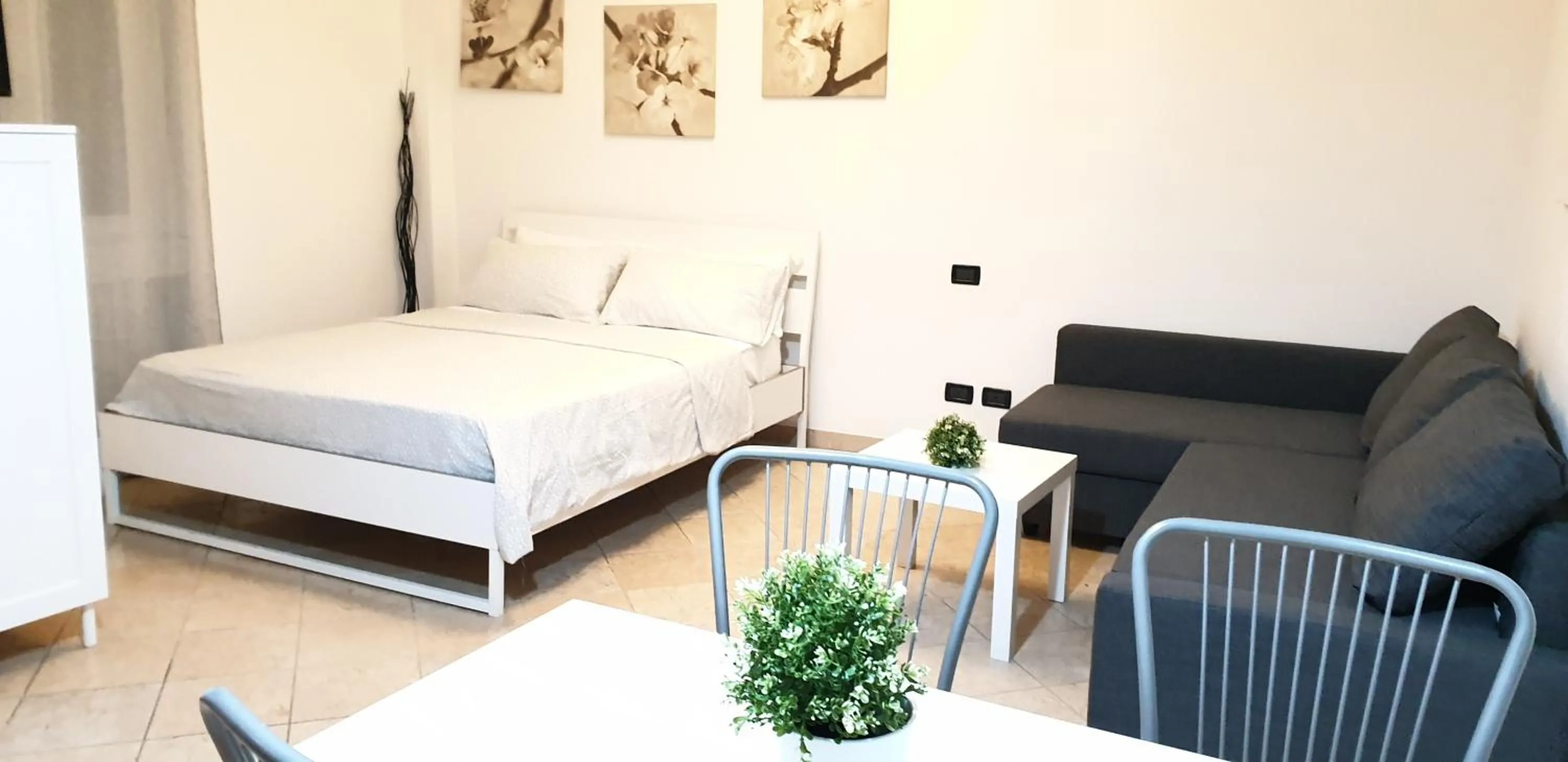 Living room, Bed in Philips apartment centro citta Corso Italia