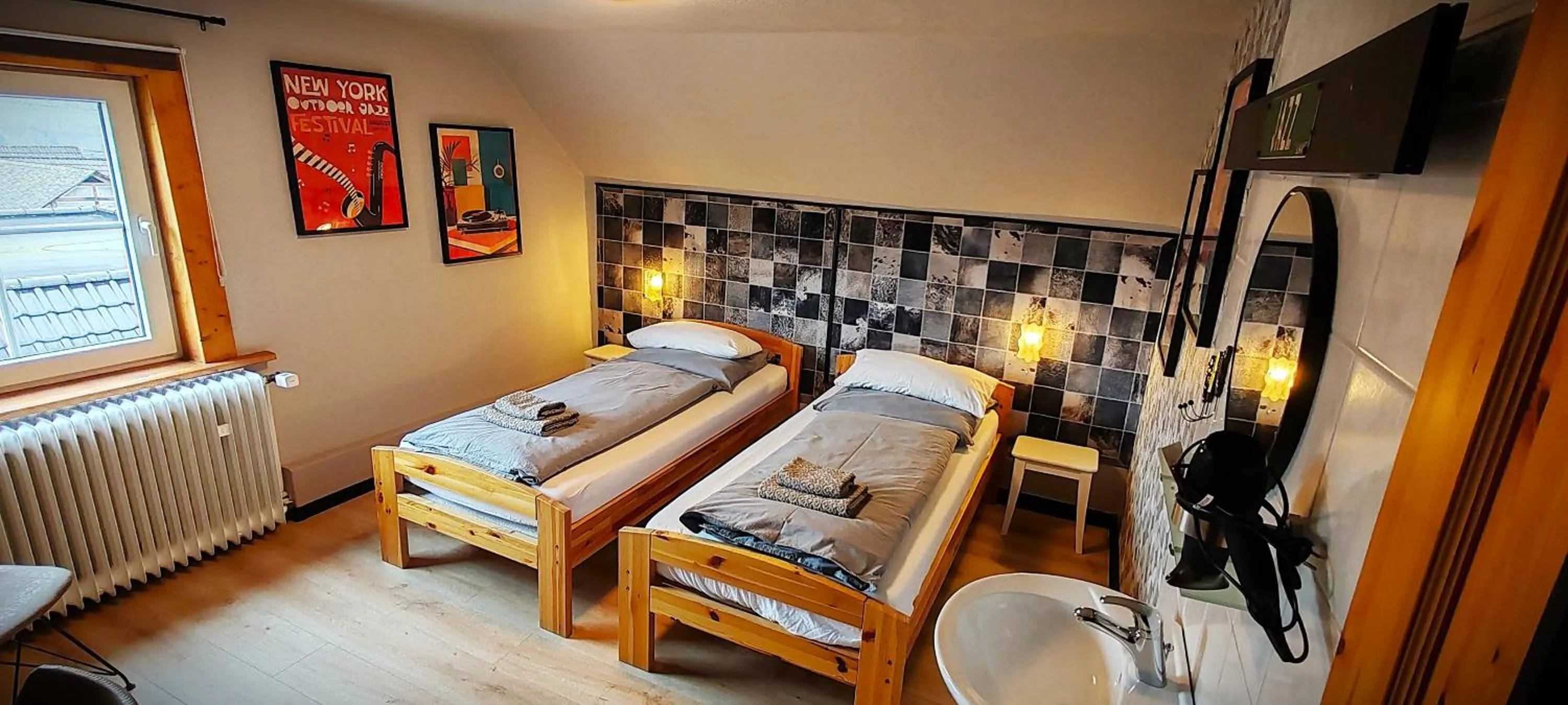 Photo of the whole room, Bed in Roastineer Hotel