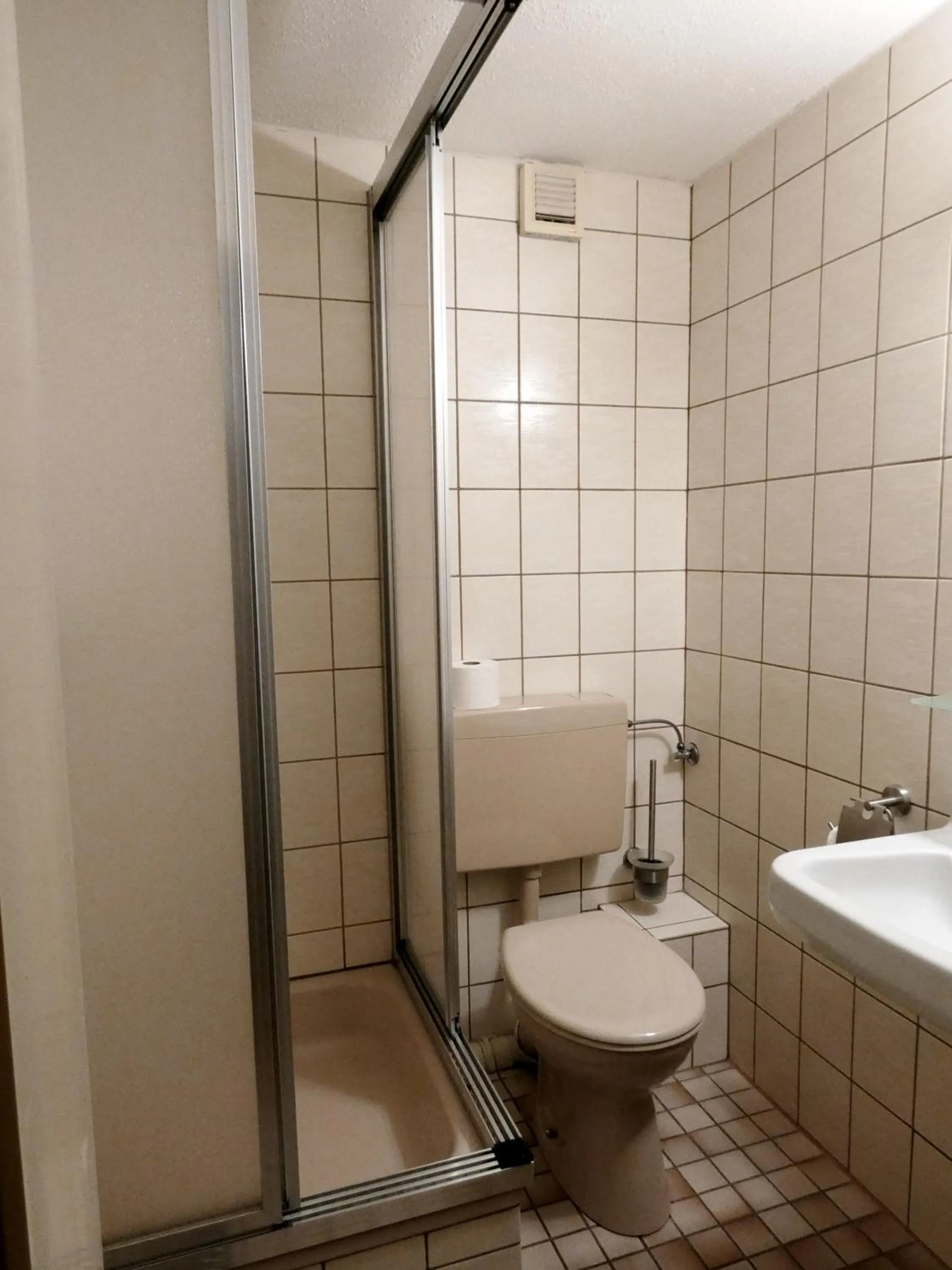 Shower in Roastineer Hotel