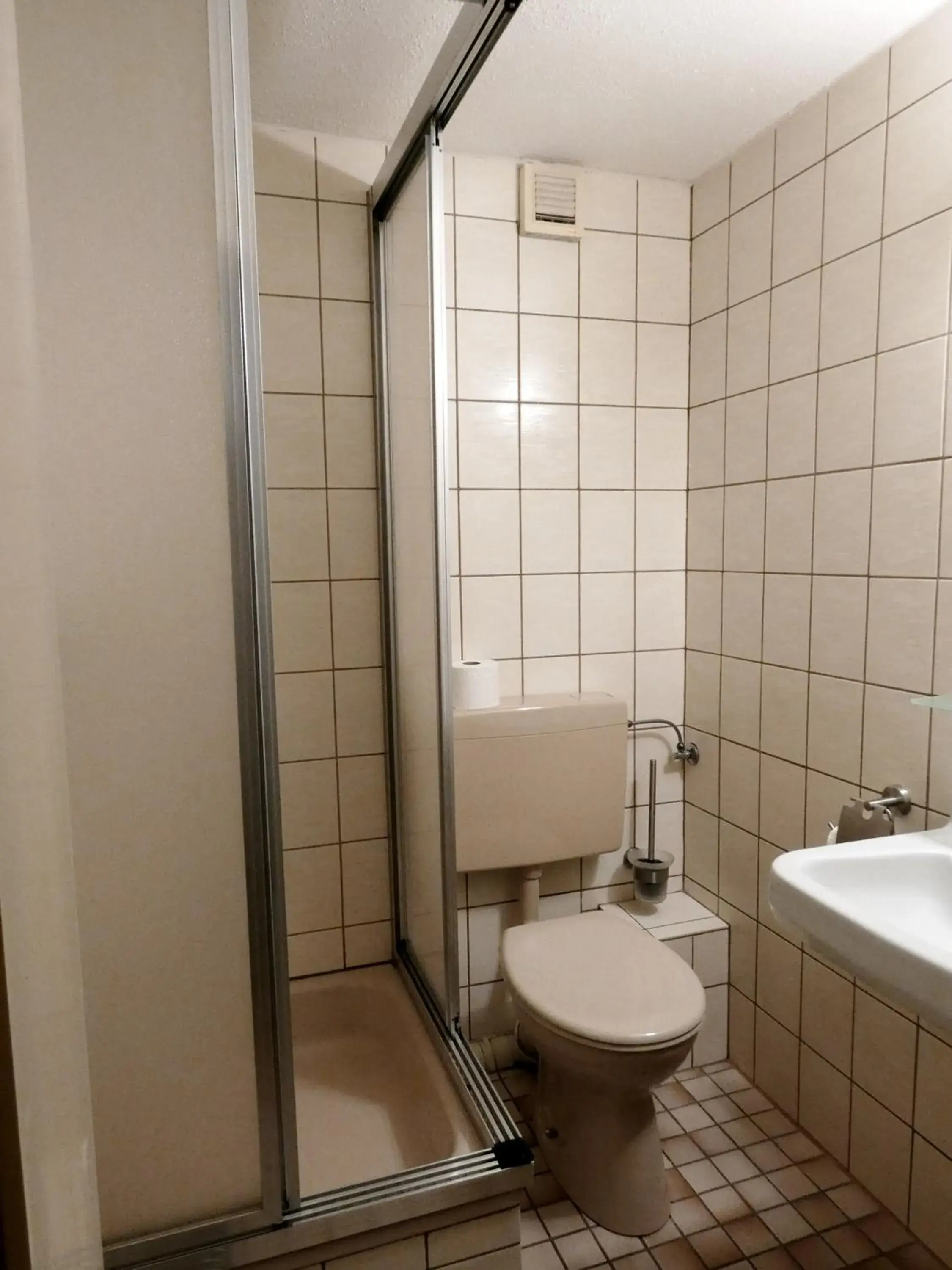 Twin Room with Private External Bathroom - single occupancy in Roastineer Hotel Twin Room with Private External Bathroom - single occupancy in Roastineer Hotel