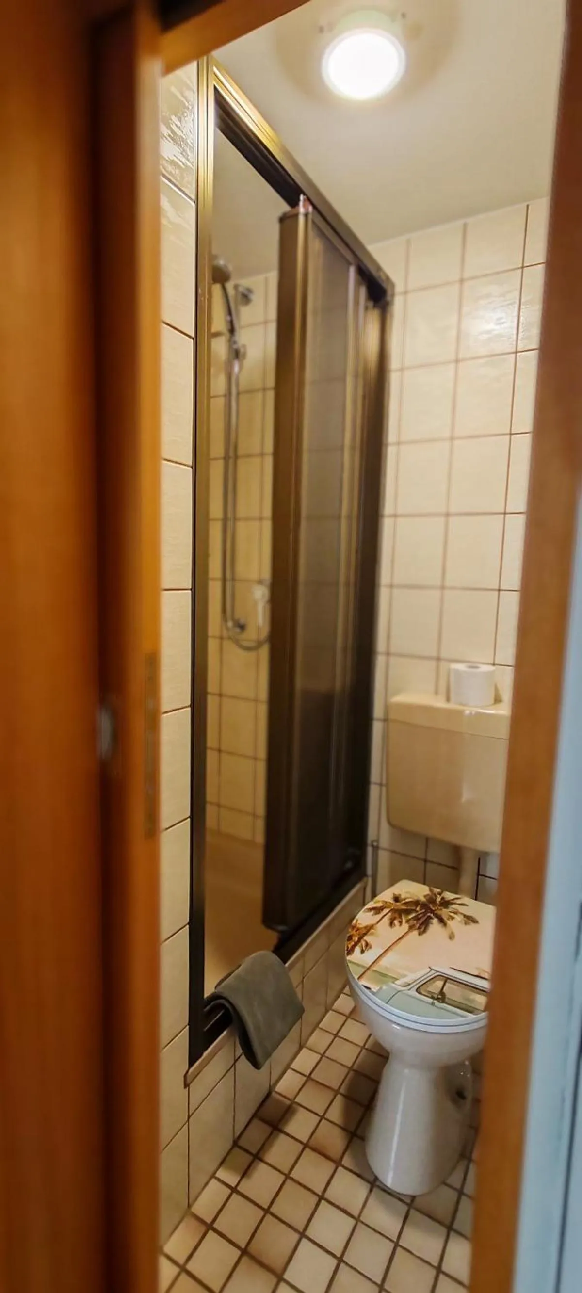 Bathroom in Roastineer Hotel