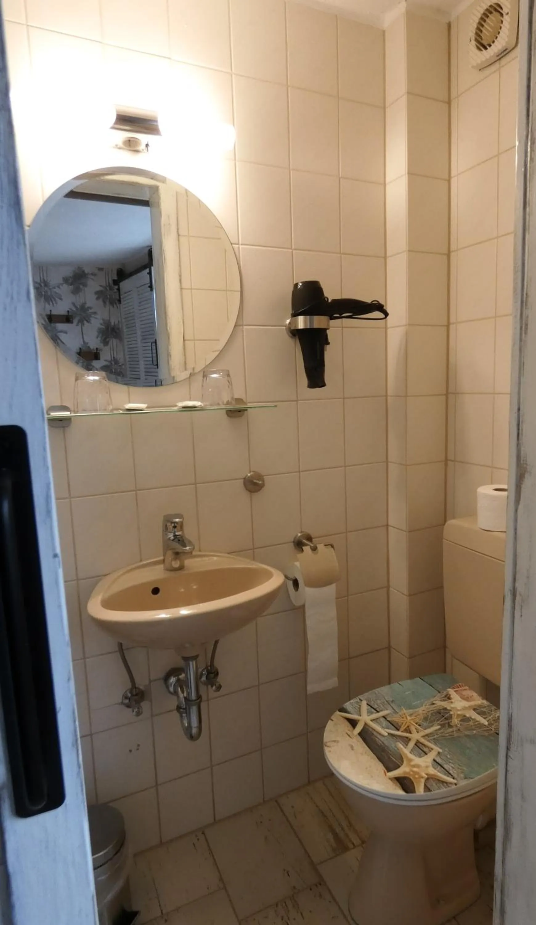 Toilet in Roastineer Hotel