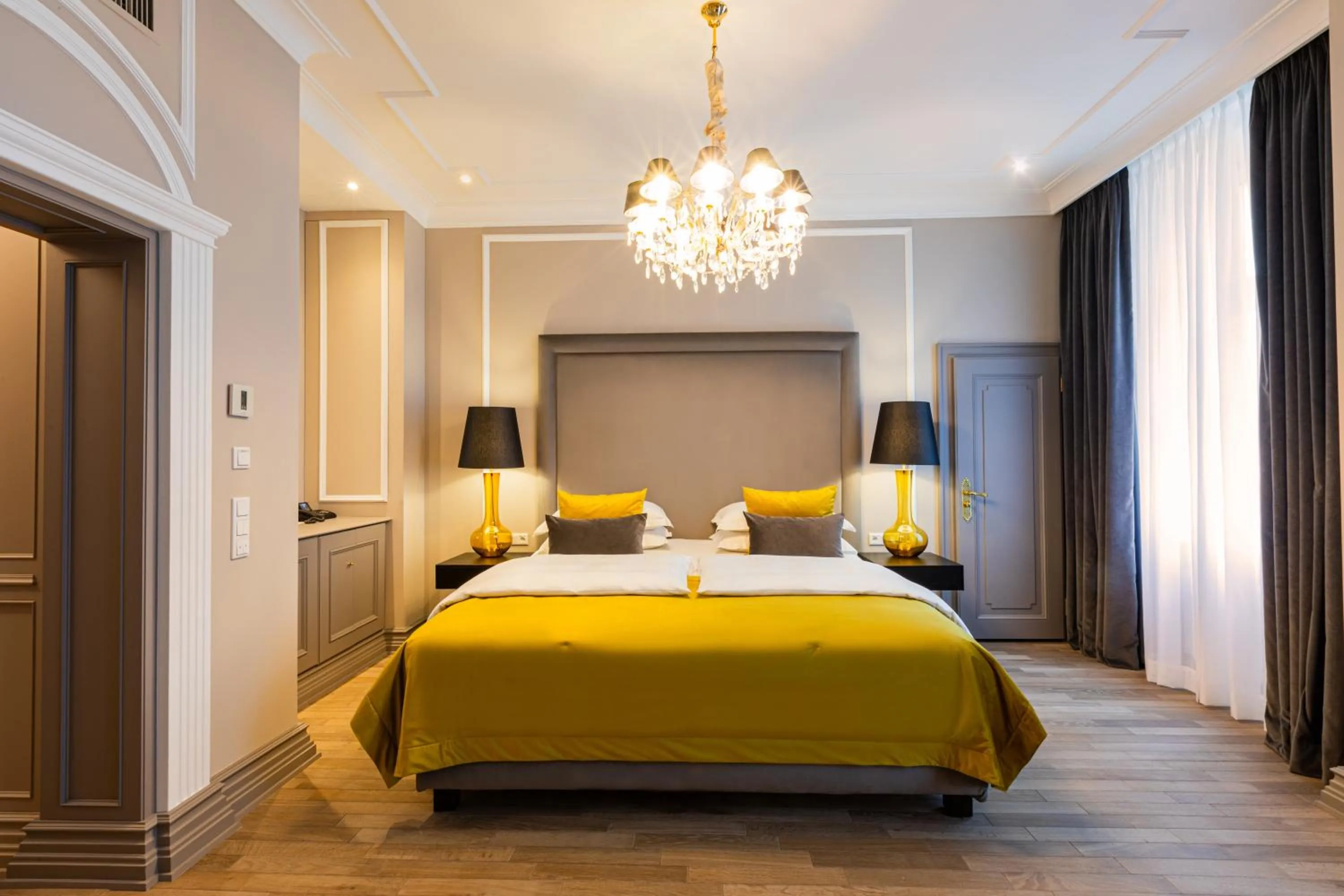 Bed in Excelsior Hotel Ernst am Dom