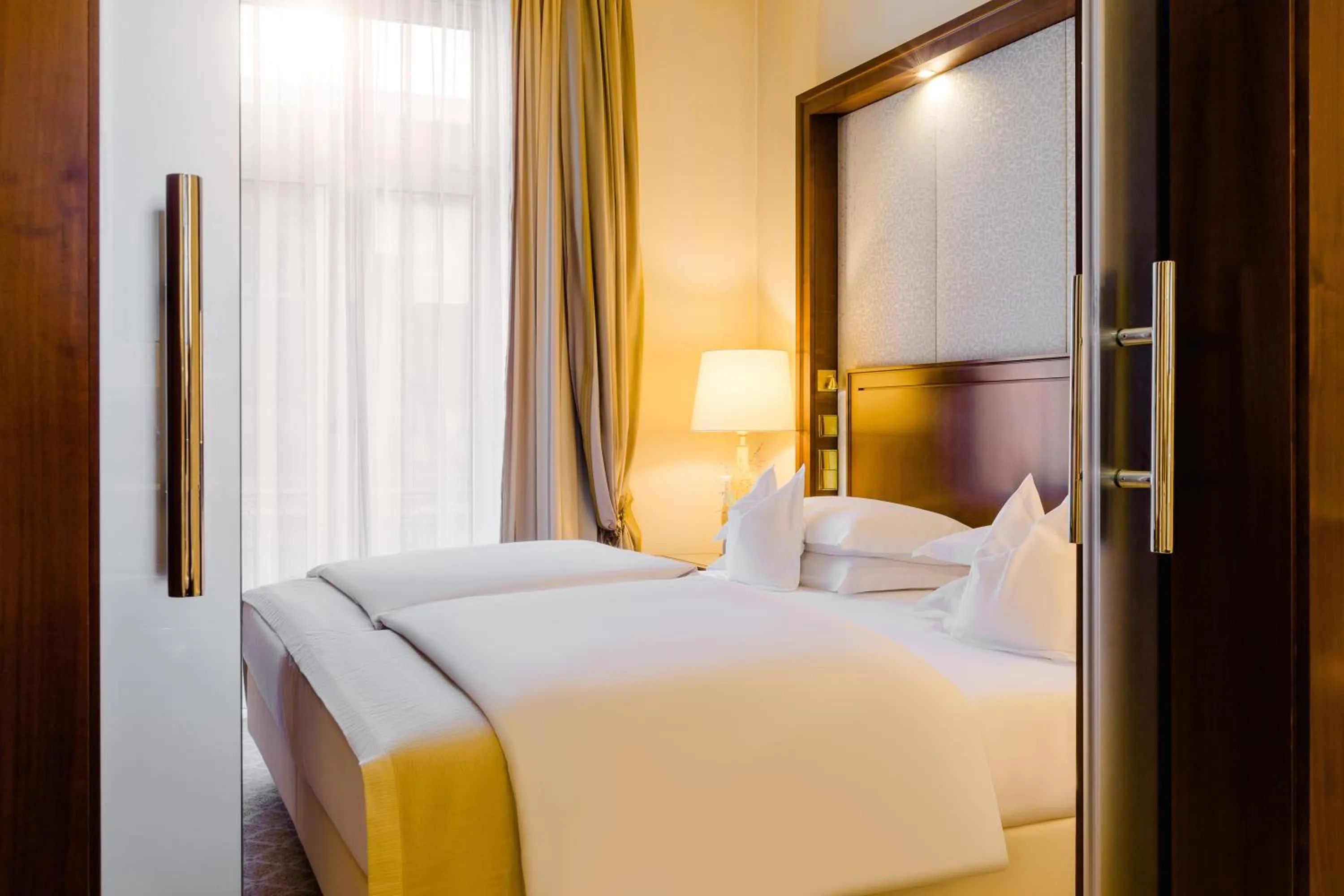 Bed in Excelsior Hotel Ernst am Dom