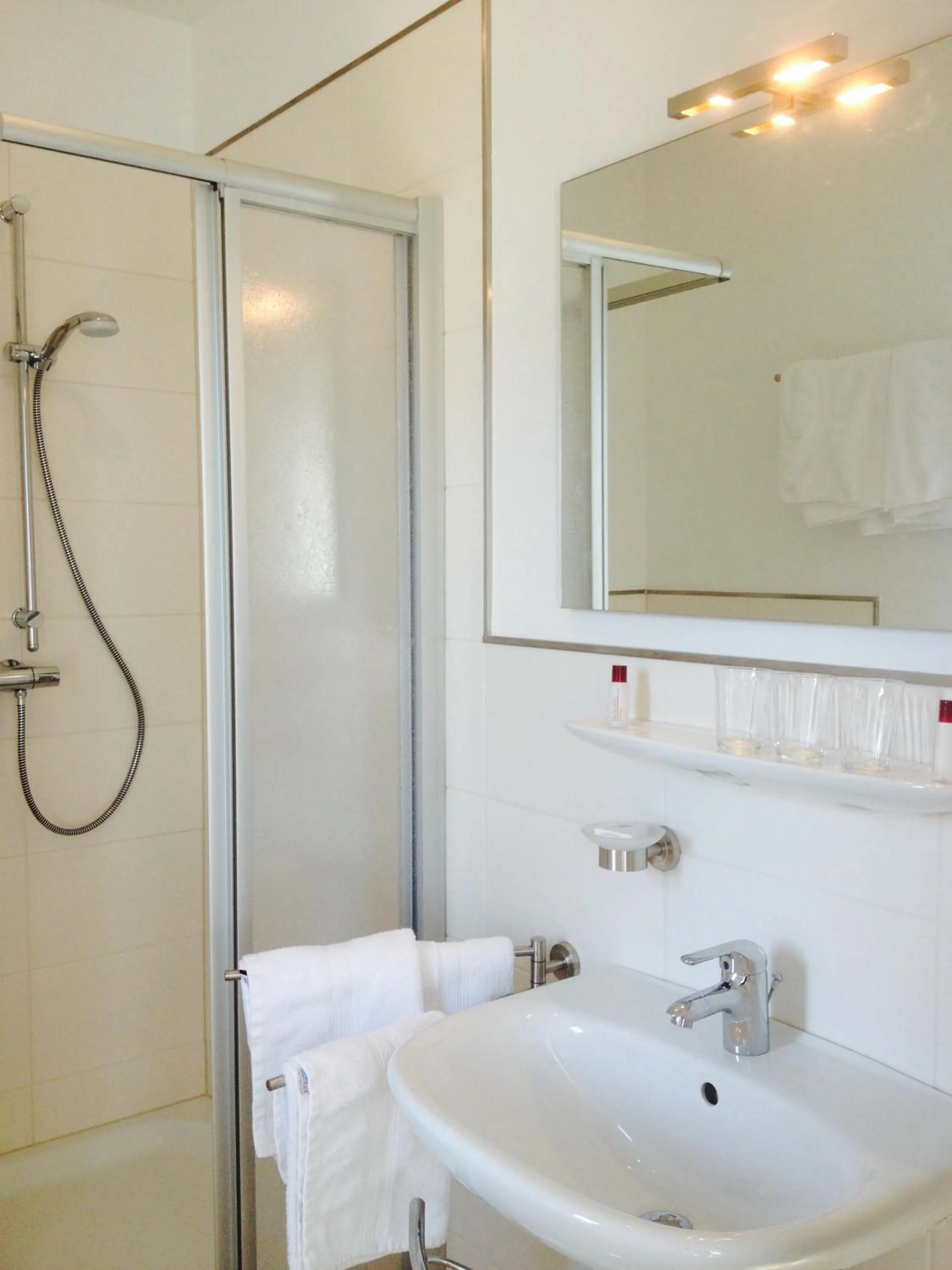 Bathroom in Sevda's Hotel Garni Weinforth