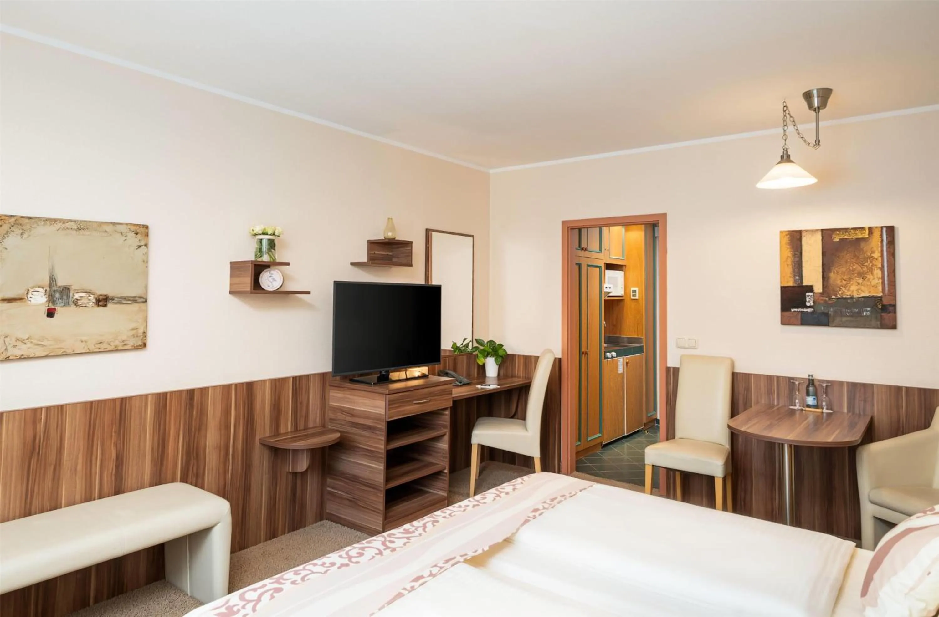 Photo of the whole room, Bed in QU Hotel, Trademark Collection by Wyndham