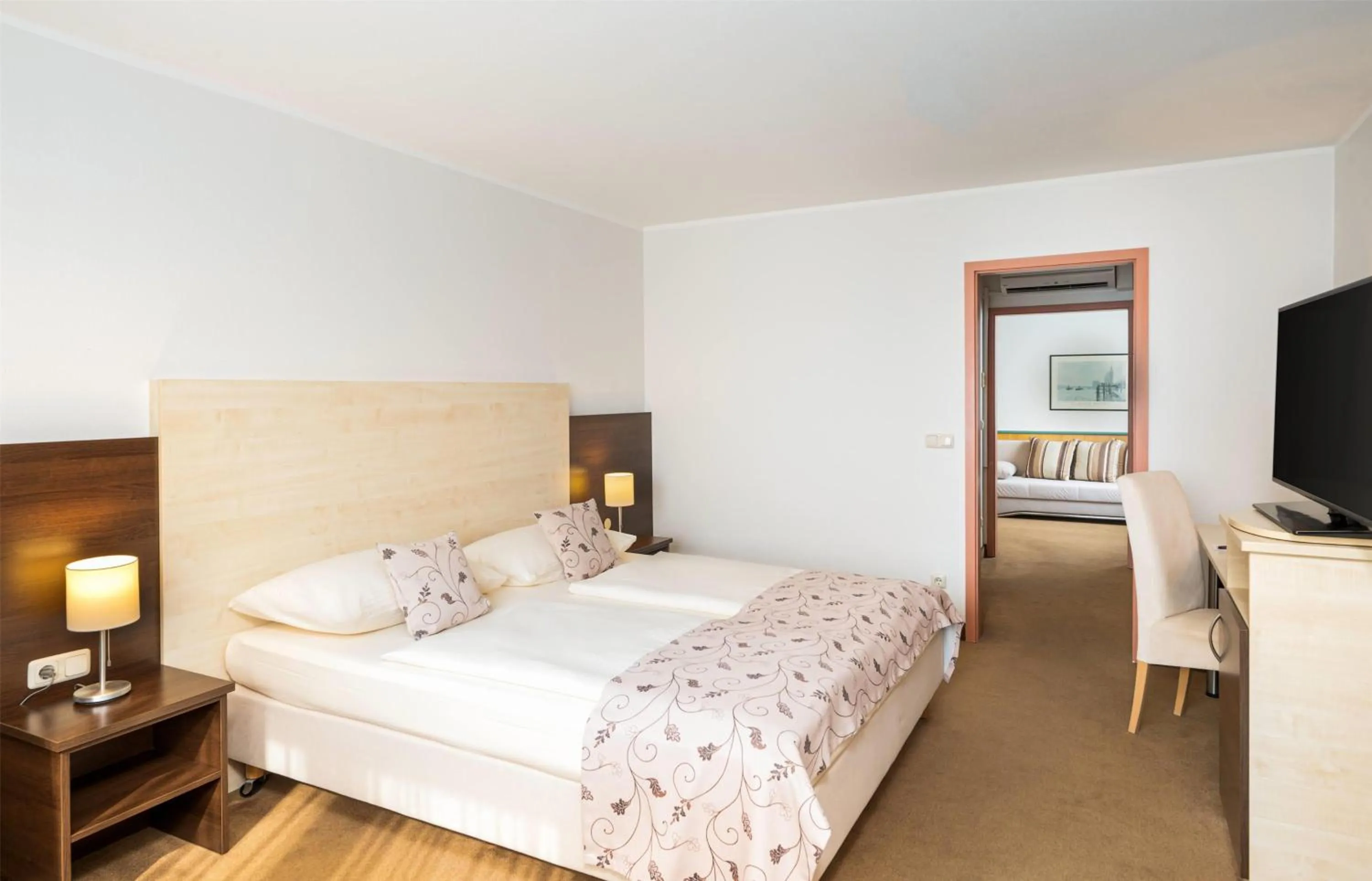 Photo of the whole room, Bed in QU Hotel, Trademark Collection by Wyndham