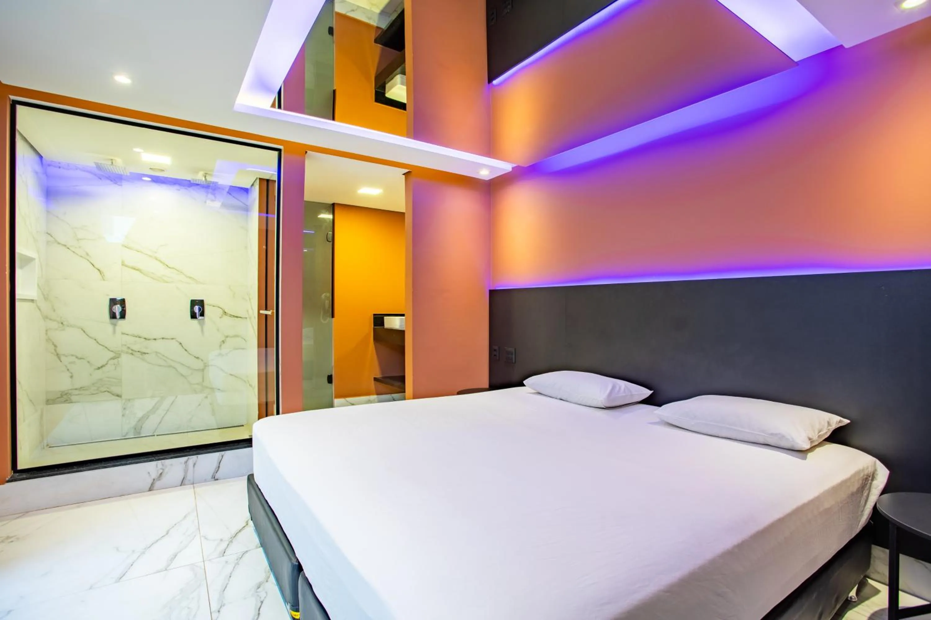 Shower, Bed in Drops Motel Brasília