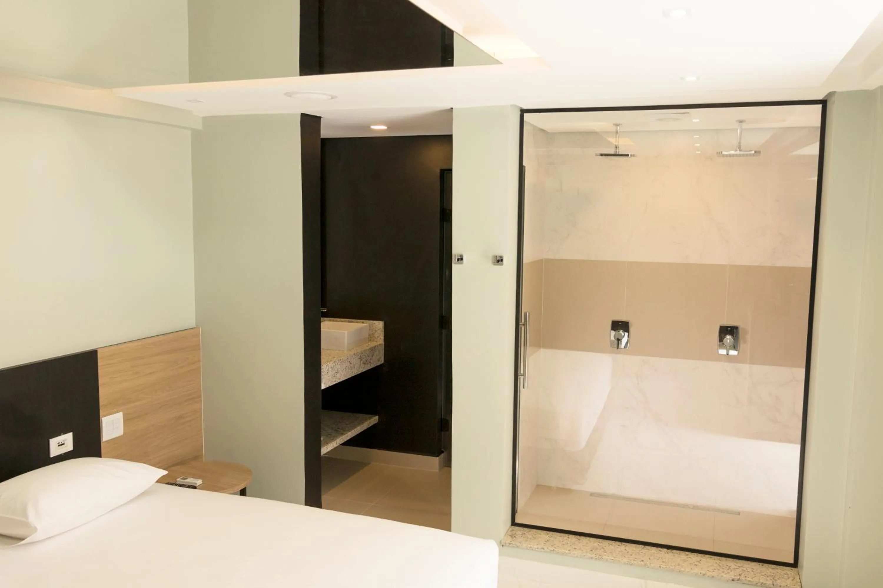 Bathroom, Bed in Drops Motel Brasília