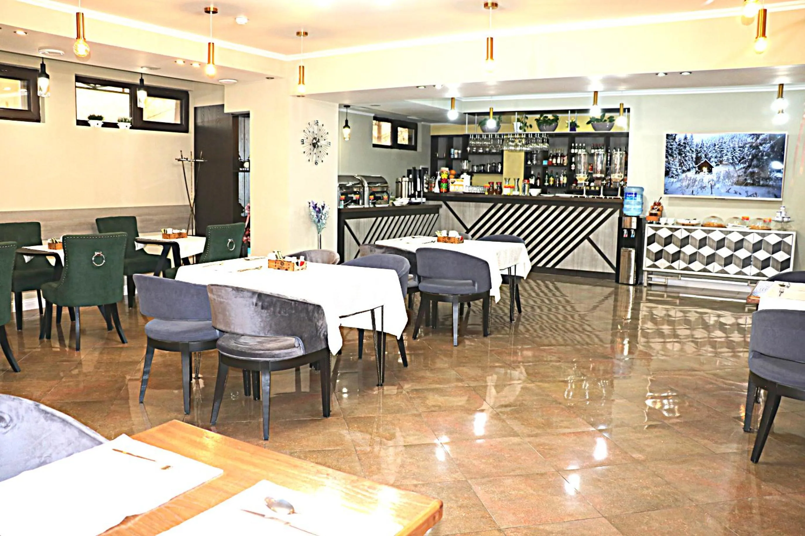 Restaurant/places to eat in Onyx Hotel Bishkek